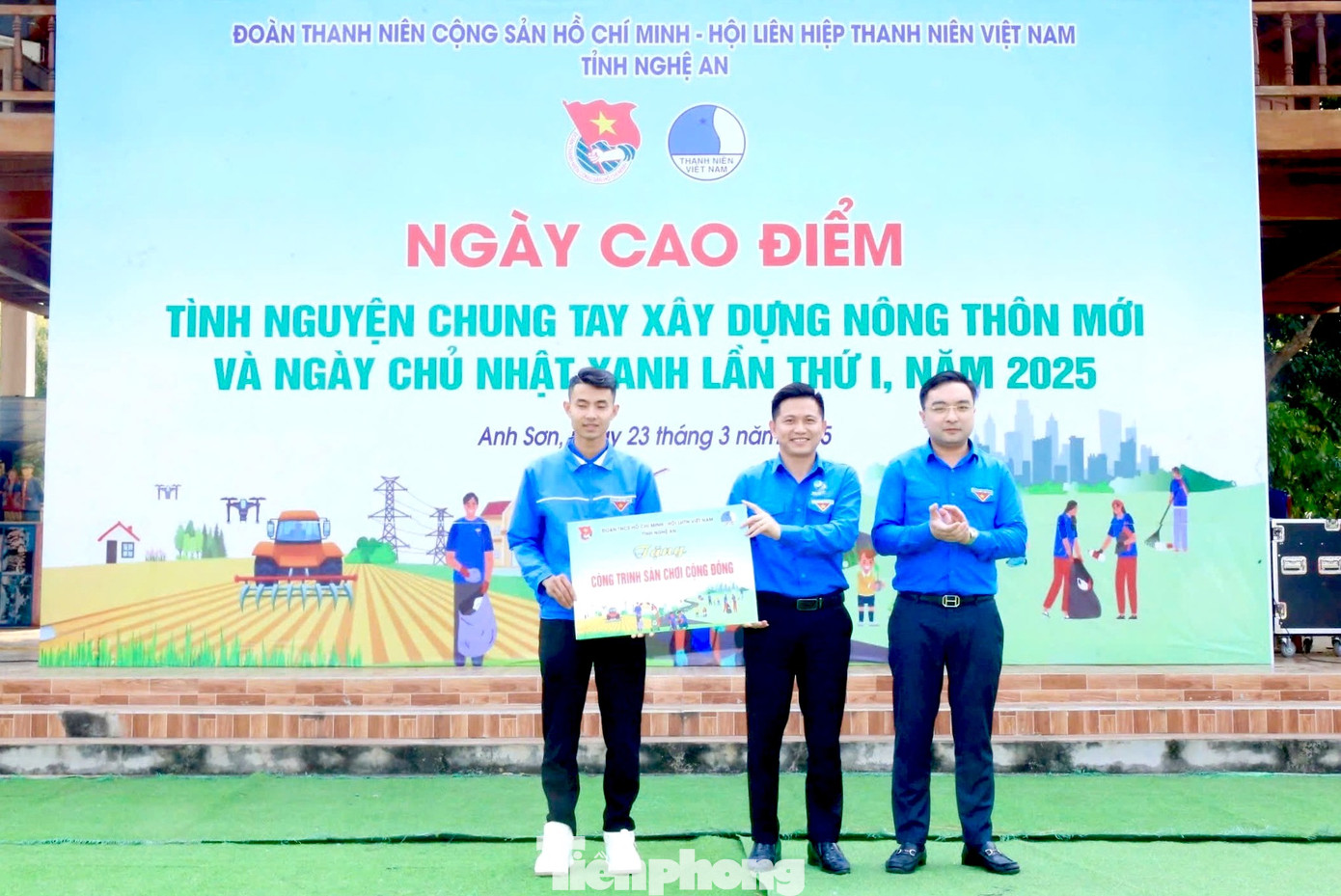 Tại chương trình, Tỉnh Đoàn Nghệ An đã trao tặng công trình sân chơi cộng đồng, công trình vườn cây thanh niên, tặng nhiều suất quà cho thanh thiếu nhi trên địa bàn huyện Anh Sơn với tổng giá trị các nguồn lực là 125 triệu đồng. Tại chương trình, Tỉnh Đoàn Nghệ An đã trao tặng công trình sân chơi cộng đồng, công trình vườn cây thanh niên, tặng nhiều suất quà cho thanh thiếu nhi trên địa bàn huyện Anh Sơn với tổng giá trị các nguồn lực là 125 triệu đồng.