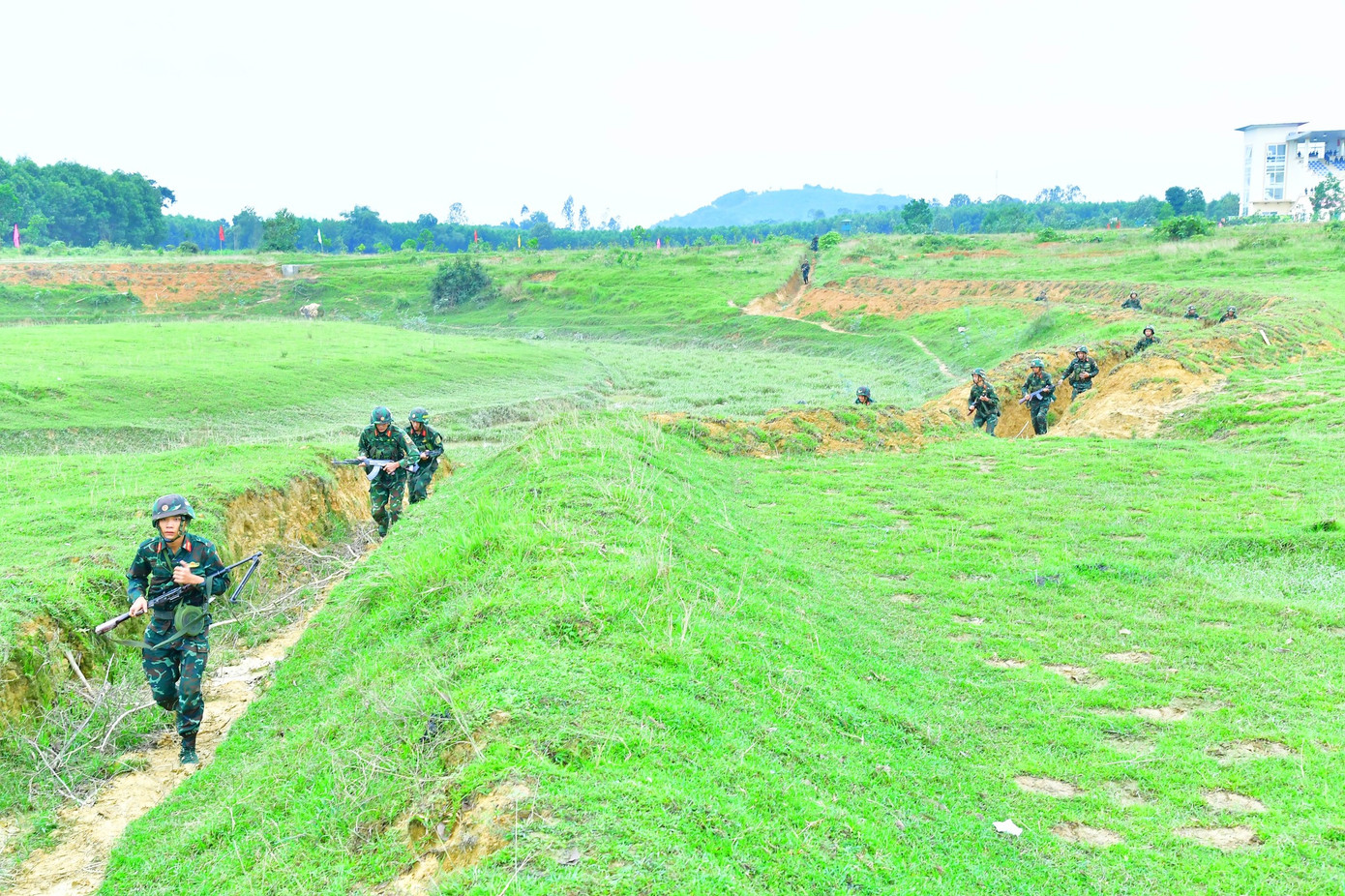 Trước đó, Bộ Chỉ huy Quân sự tỉnh Nghệ An đã tổ chức chương trình diễn tập chiến thuật vòng tổng hợp có bắn đạn thật năm 2024 tại Trung đoàn 764 và các Đại đội trực thuộc. Trước đó, Bộ Chỉ huy Quân sự tỉnh Nghệ An đã tổ chức chương trình diễn tập chiến thuật vòng tổng hợp có bắn đạn thật năm 2024 tại Trung đoàn 764 và các Đại đội trực thuộc.
