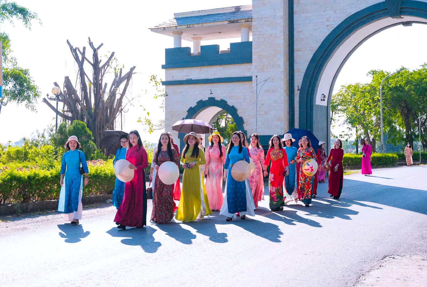 Các nữ cán bộ, đoàn viên thanh niên chụp ảnh với tà áo dài ở cổng làng xã Quỳnh Đôi - một làng khoa bảng nổi tiếng của huyện Quỳnh Lưu (Nghệ An).