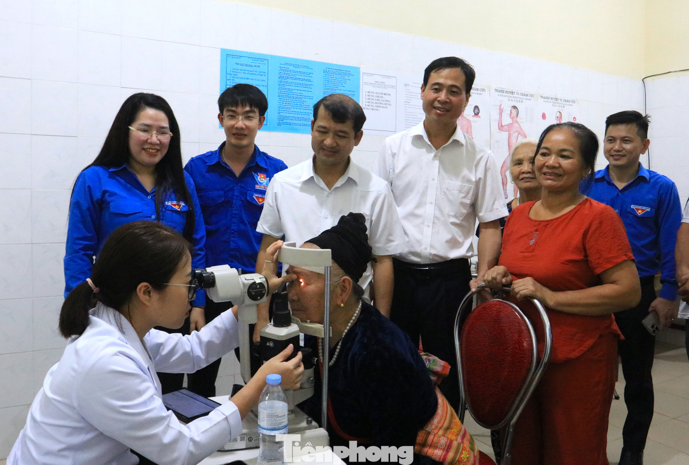 Người dân được các y bác sỹ khám với nhiều máy móc hiện đại. Người dân được các y bác sỹ khám với nhiều máy móc hiện đại.