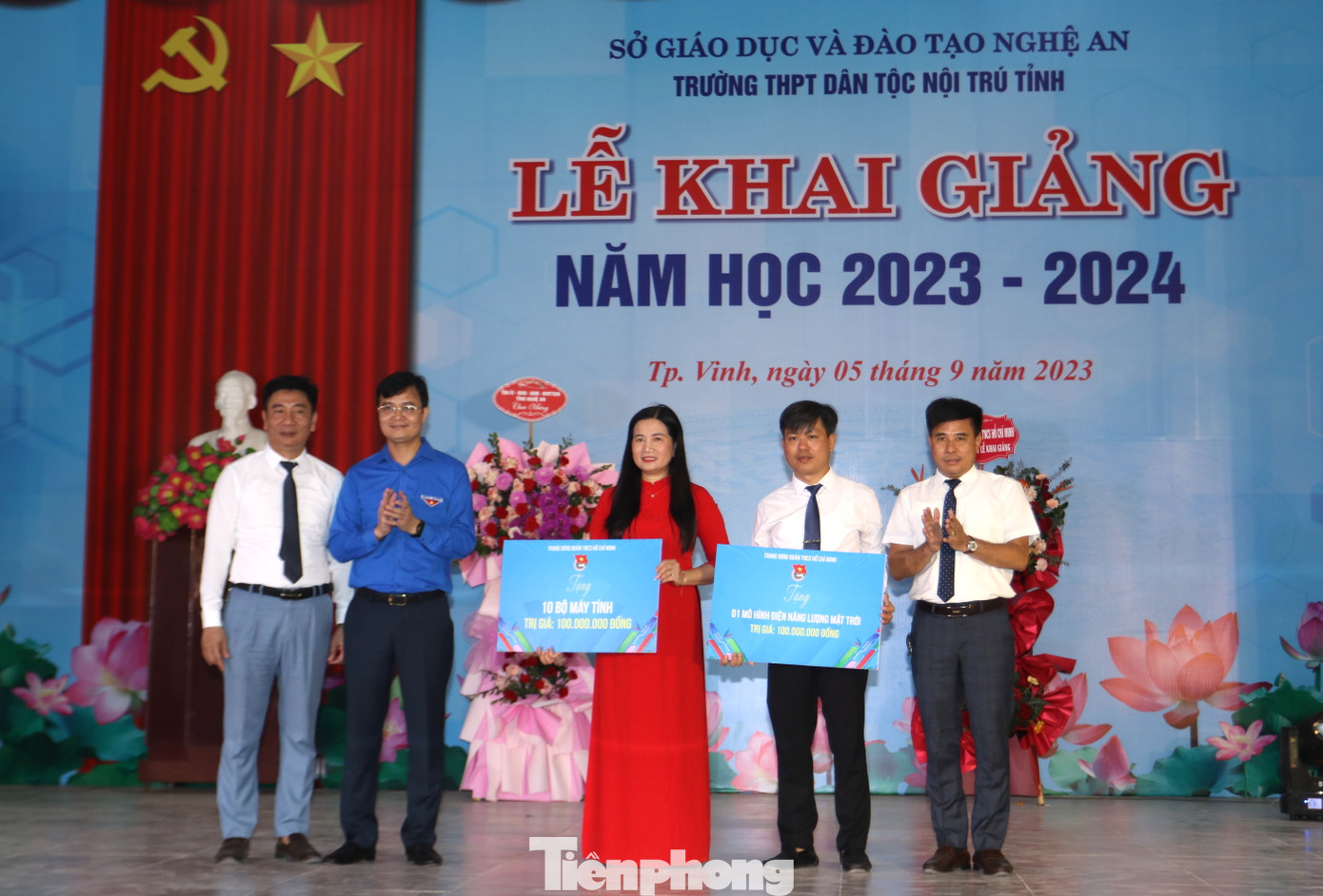 Anh Bùi Quang Huy - Bí thư thứ nhất Trung ương Đoàn trao tặng cho trường THPT DTNT Nghệ An 10 bộ máy tính và 1 mô hình điện mặt trời trị giá 200 triệu đồng.