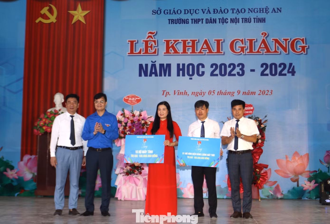 Anh Bùi Quang Huy - Bí thư thứ nhất Trung ương Đoàn trao tặng cho trường THPT DTNT Nghệ An 10 bộ máy tính và 1 mô hình điện mặt trời trị giá 200 triệu đồng. Anh Bùi Quang Huy - Bí thư thứ nhất Trung ương Đoàn trao tặng cho trường THPT DTNT Nghệ An 10 bộ máy tính và 1 mô hình điện mặt trời trị giá 200 triệu đồng.