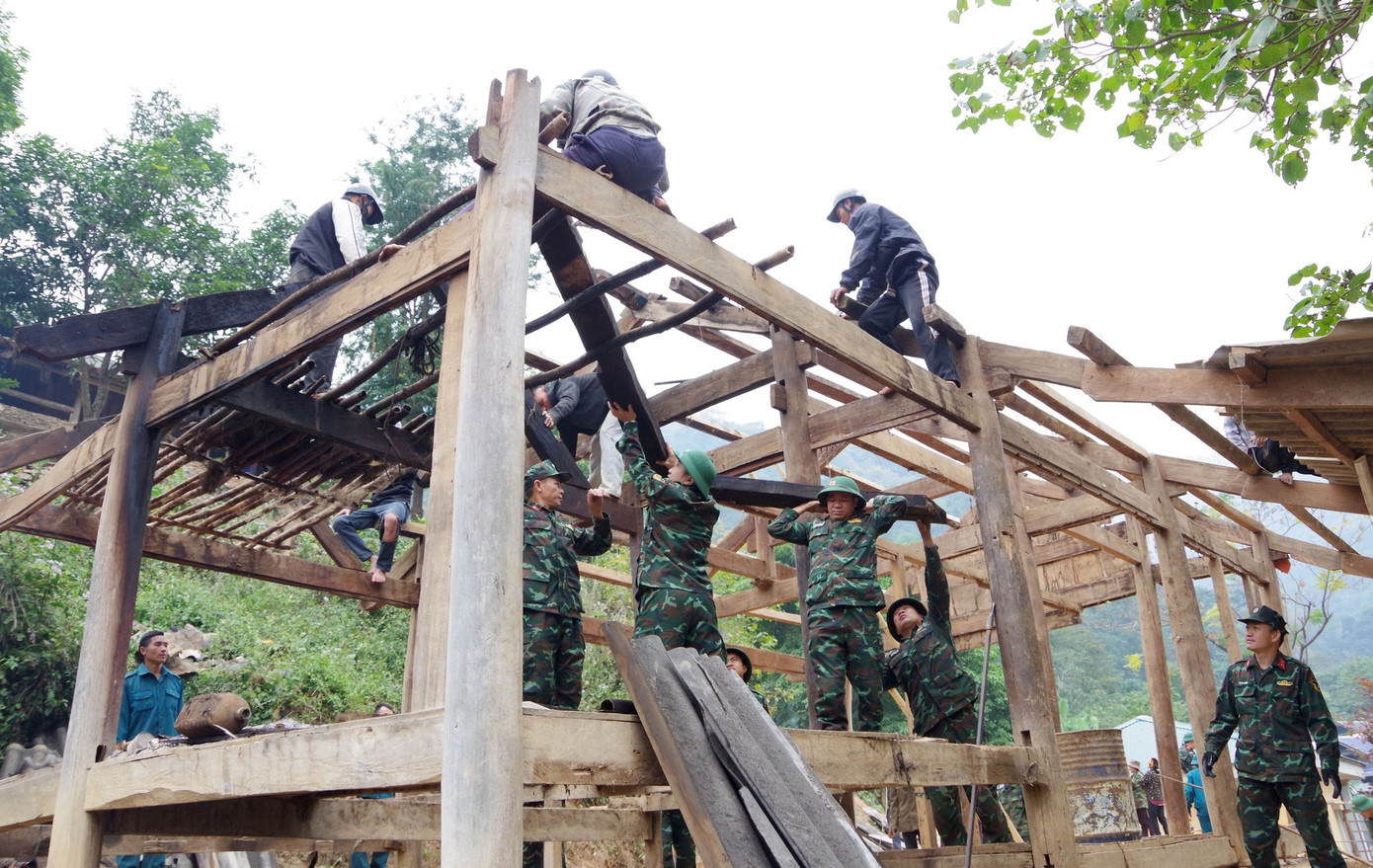 Ông Hoa Văn Môn cho biết thêm, do một số nhà dân có kích thước lớn, phức tạp, giá trị cao nên các lực lượng chức năng gặp khó khăn trong việc tháo dỡ. "Một số ngôi nhà phải để nguyên, chờ thuê thợ chuyên nghiệp sử dụng các thiết bị về tháo dỡ nếu không sẽ hư hỏng nhà của người dân. Những ngày tới, các lực lượng chức năng sẽ tích cực hỗ trợ người dân tháo dỡ và dựng lại nhà ở khu tái định cư, để sớm ổn định cuộc sống", ông Hoa Văn Môn nói. (Ảnh: Trọng Kiên Châu Khang).