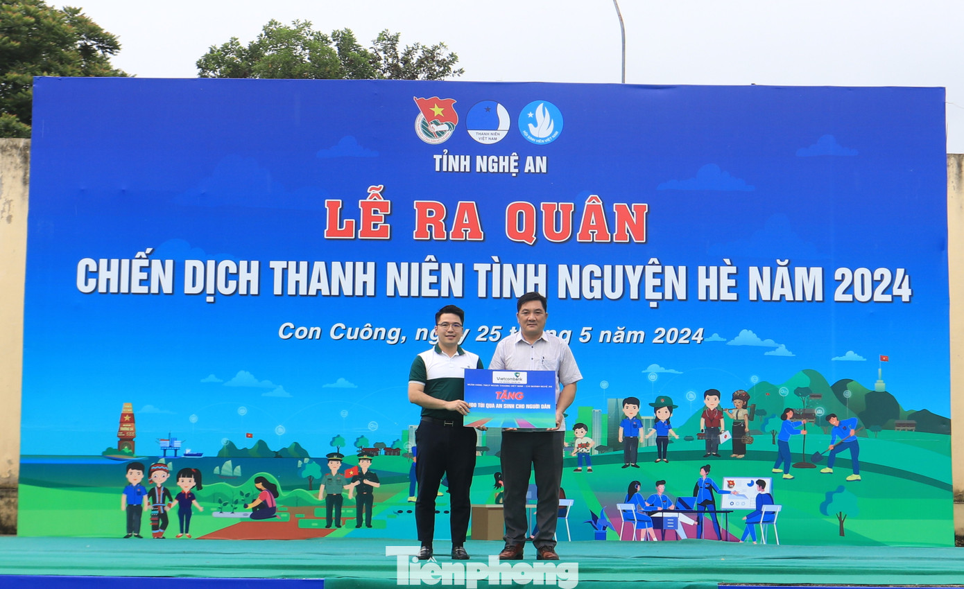 Đoàn Khối Các cơ quan tỉnh và các nhà tài trợ trao tặng các công trình, phần quà cho các cơ quan trên địa bàn huyện Tương Dương, Con Cuông. Đoàn Khối Các cơ quan tỉnh và các nhà tài trợ trao tặng các công trình, phần quà cho các cơ quan trên địa bàn huyện Tương Dương, Con Cuông.