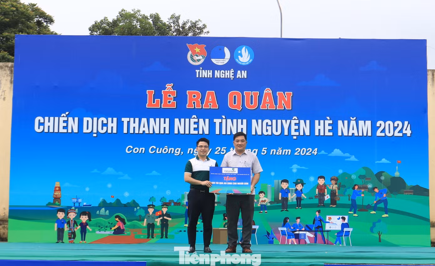 Đoàn Khối Các cơ quan tỉnh và các nhà tài trợ trao tặng các công trình, phần quà cho các cơ quan trên địa bàn huyện Tương Dương, Con Cuông.