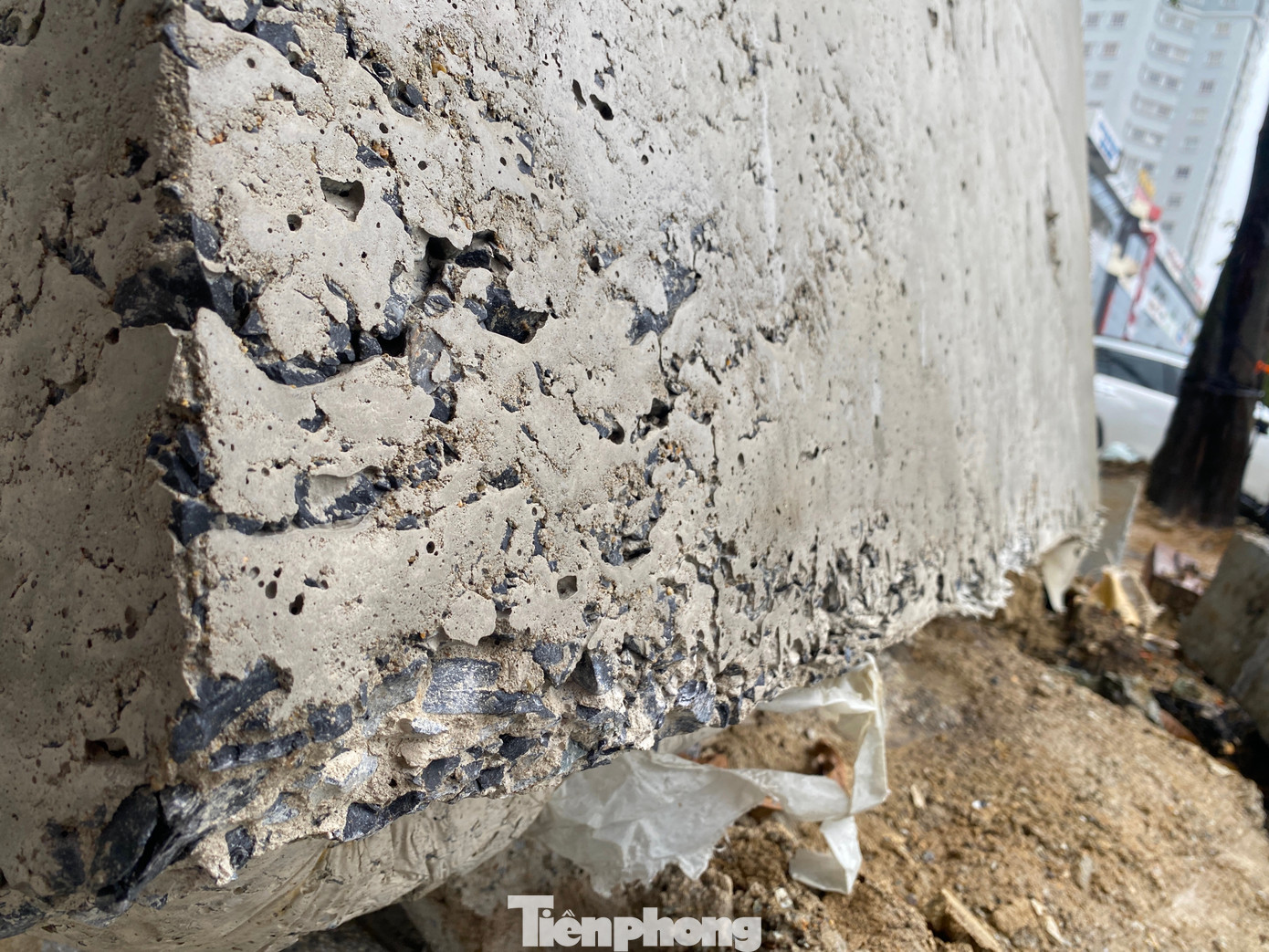 Các cấu kiện cống chuẩn bị thi công xuất hiện những vết rạn nứt, hư hỏng.