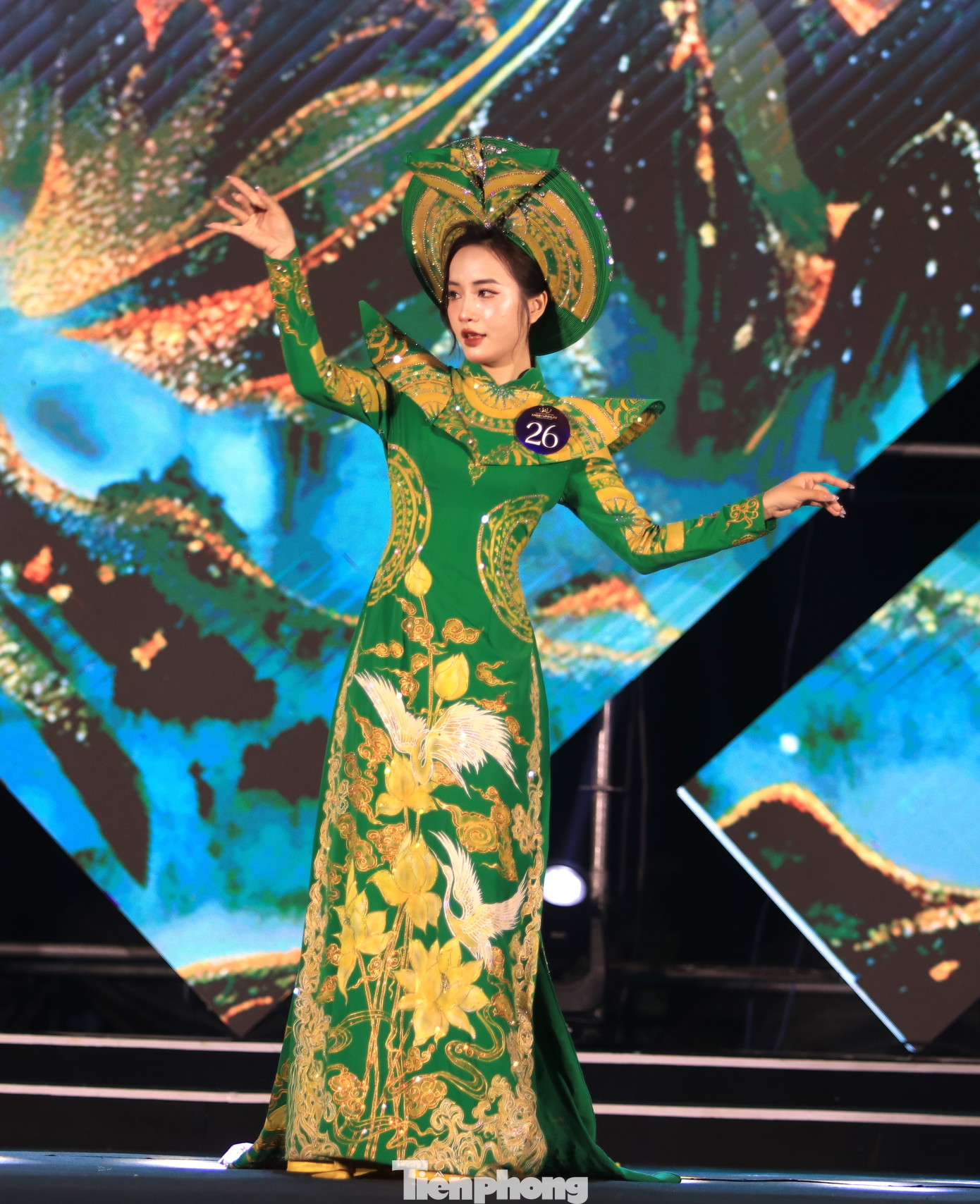 Trong đêm chung kết, các thí sinh thể hiện tài năng, vẻ đẹp của mình thông qua phần thi trình diễn trang phục áo dài truyền thống và trang phục dạ hội.