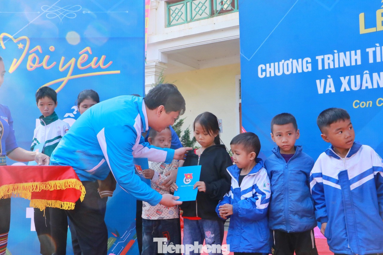 Tại Lễ ra quân, Ban Tổ chức chương trình đã tặng 32 suất quà cho các em học sinh khuyết tật vươn lên học tập tốt trên địa bàn xã Thạch Ngàn; trao 150 suất quà tại gian hàng chia sẻ yêu thương.