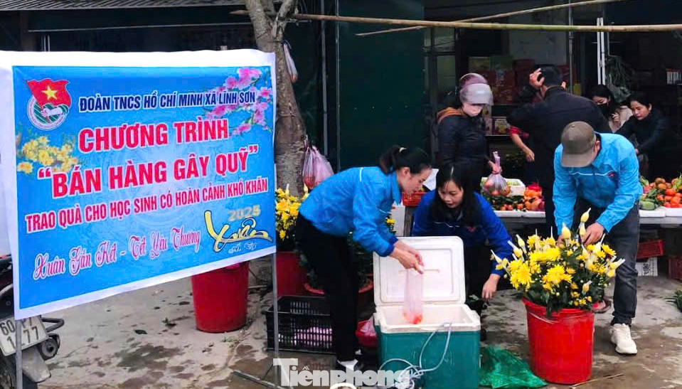 Những sản phẩm được bày bán đa dạng, thu hút người dân đến mua ủng hộ.