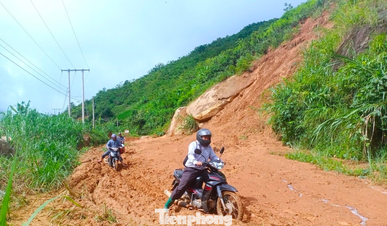 Mưa lớn đã khiến nhiều tuyến đường trên địa bàn huyện này bị sạt lở nghiêm trọng. Cụ thể tại tuyến tỉnh lộ 543D có 60 điểm sạt lở lớn nhỏ khác nhau với hơn 8 nghìn m3 đất đá vùi lấp các đoạn đường, cống rãnh.