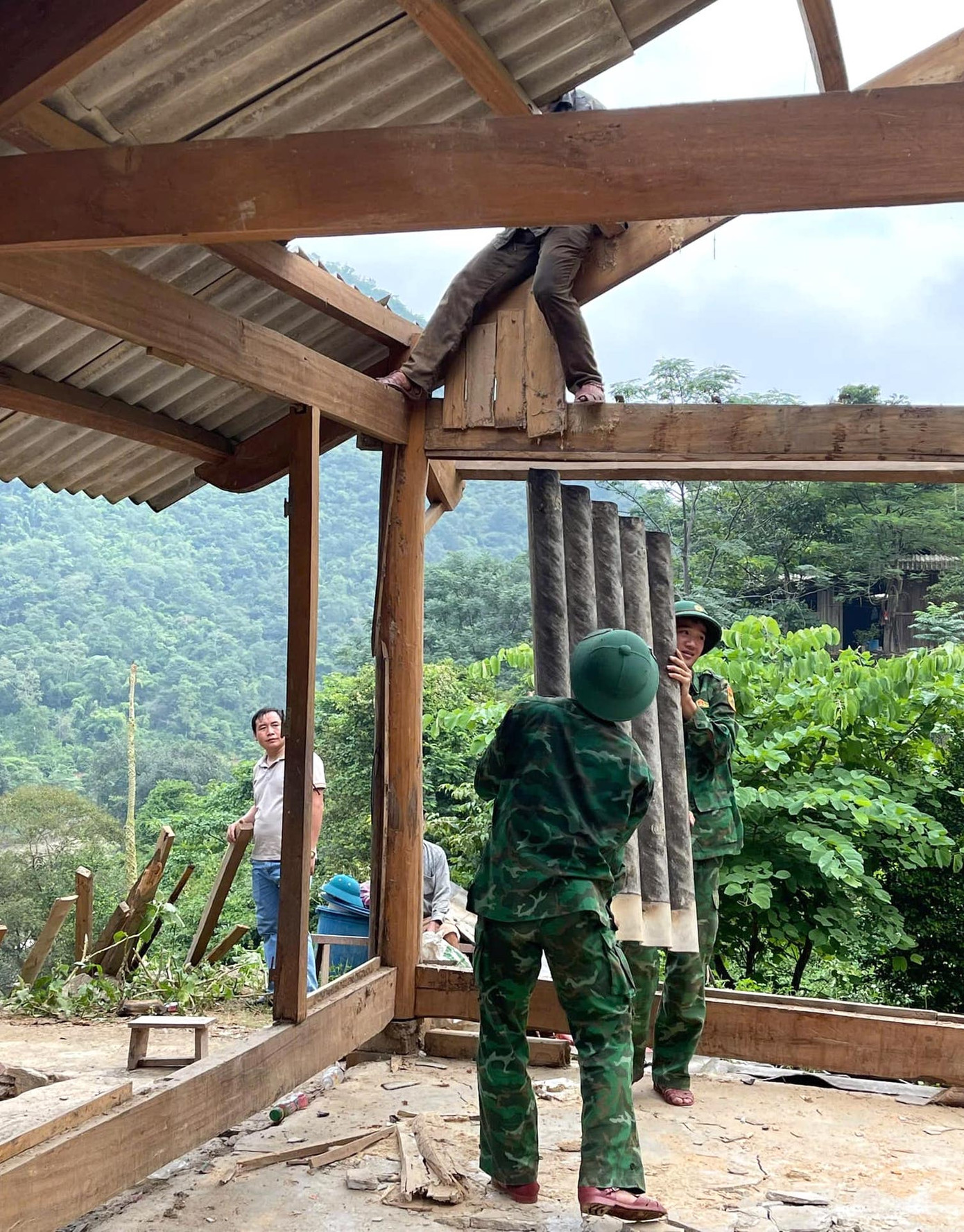 Hỗ trợ tháo dỡ ngói, khung nhà giúp người dân. Hỗ trợ tháo dỡ ngói, khung nhà giúp người dân.