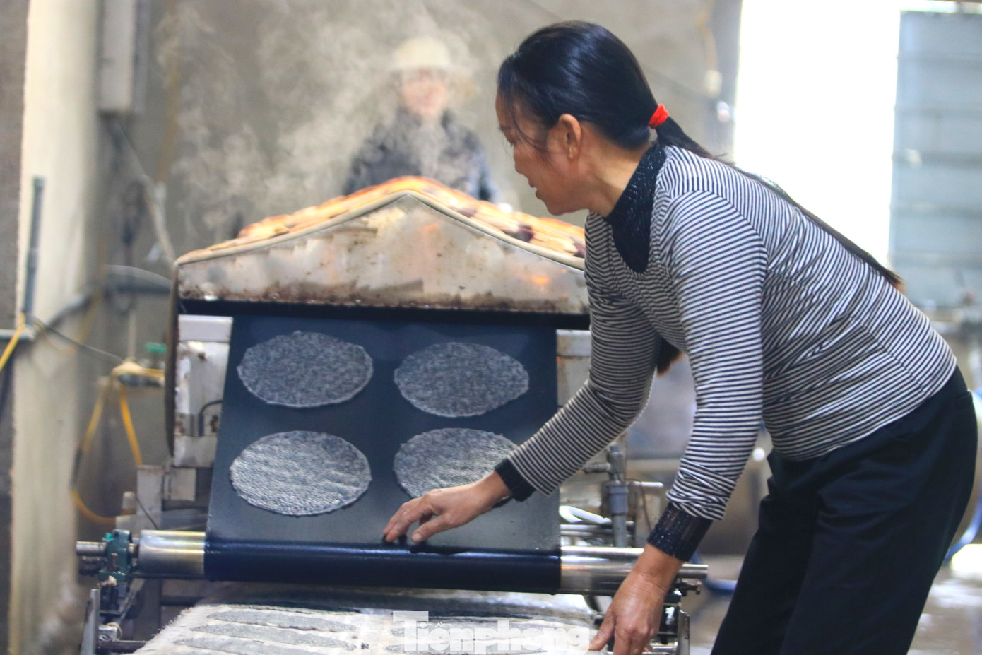 Bánh sau khi được tráng sẽ cho lên từng tấm giá.