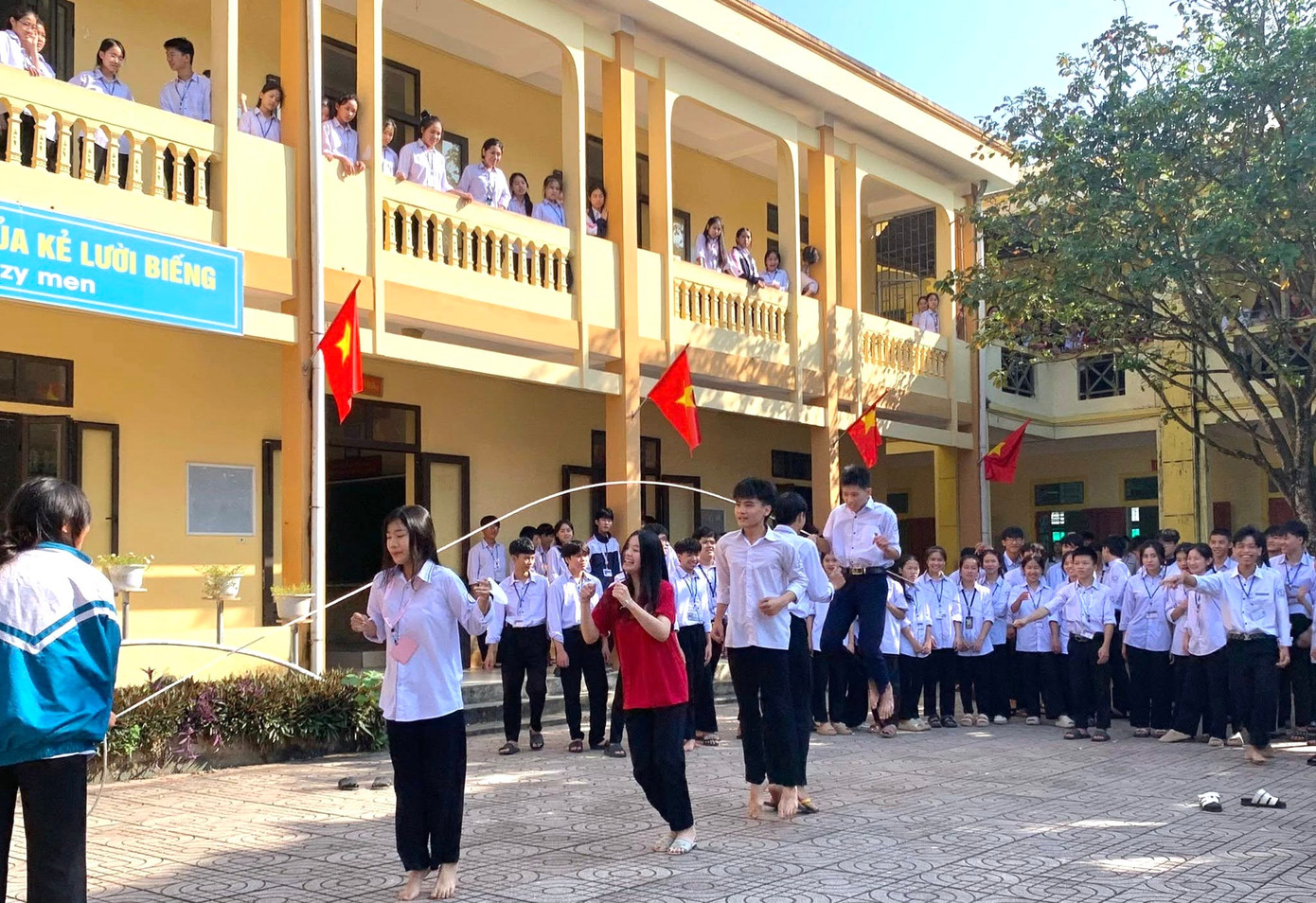 Từng nhóm học sinh tụ tập lại với nhau nhảy dây bất kể nam hay nữ tạo nên sự đoàn kết, hòa đồng và không khí vui tươi trong trường học.