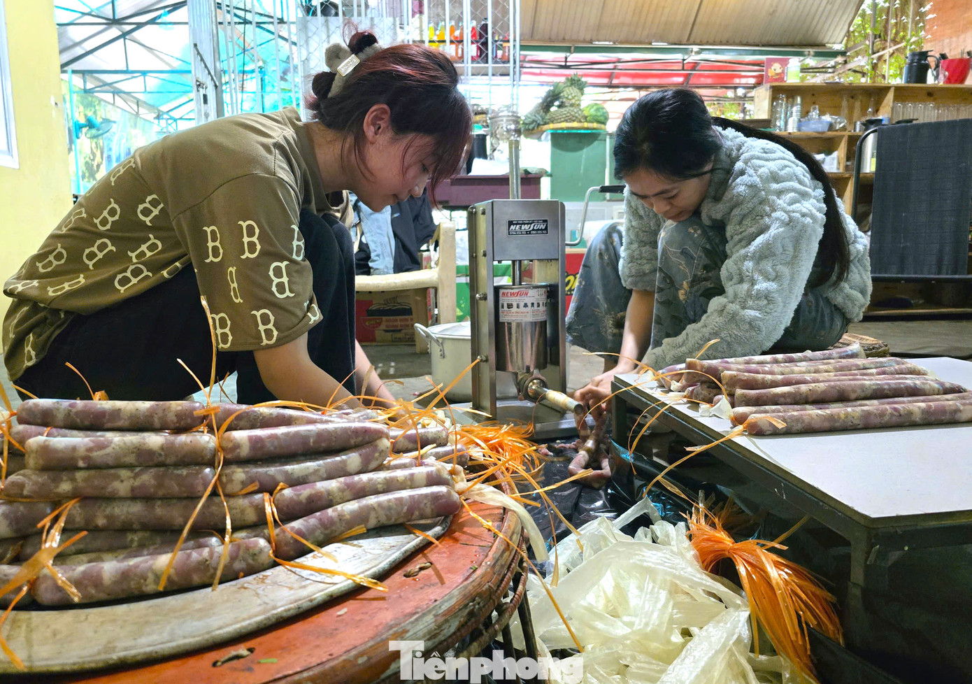 Ngoài trâu, bò gác bếp thì lạp sườn cũng là món đặc sản được khách ưa chuộng dịp Tết này. Ngoài trâu, bò gác bếp thì lạp sườn cũng là món đặc sản được khách ưa chuộng dịp Tết này.