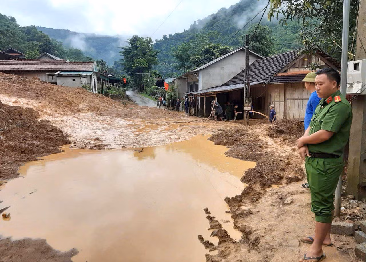 Ngoài quốc lộ 7, mưa lớn những ngày qua cũng đã khiến nhiều tuyến đường giao thông quan trọng trên địa bàn huyện Tương Dương, Kỳ Sơn bị đất đá sạt lở, vùi lấp. Trong ảnh, đường giao thông qua bản Xiêng Thù (xã Chiêu Lưu, huyện Kỳ Sơn) bị vùi lấp bởi lượng lớn bùn đất.