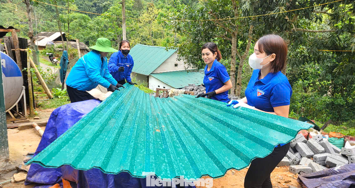 Chính quyền địa phương cùng các đoàn thể, đoàn viên thanh niên xã Tam Hợp giúp đỡ các hộ dân vận chuyển vật liệu để xây, sửa nhà.