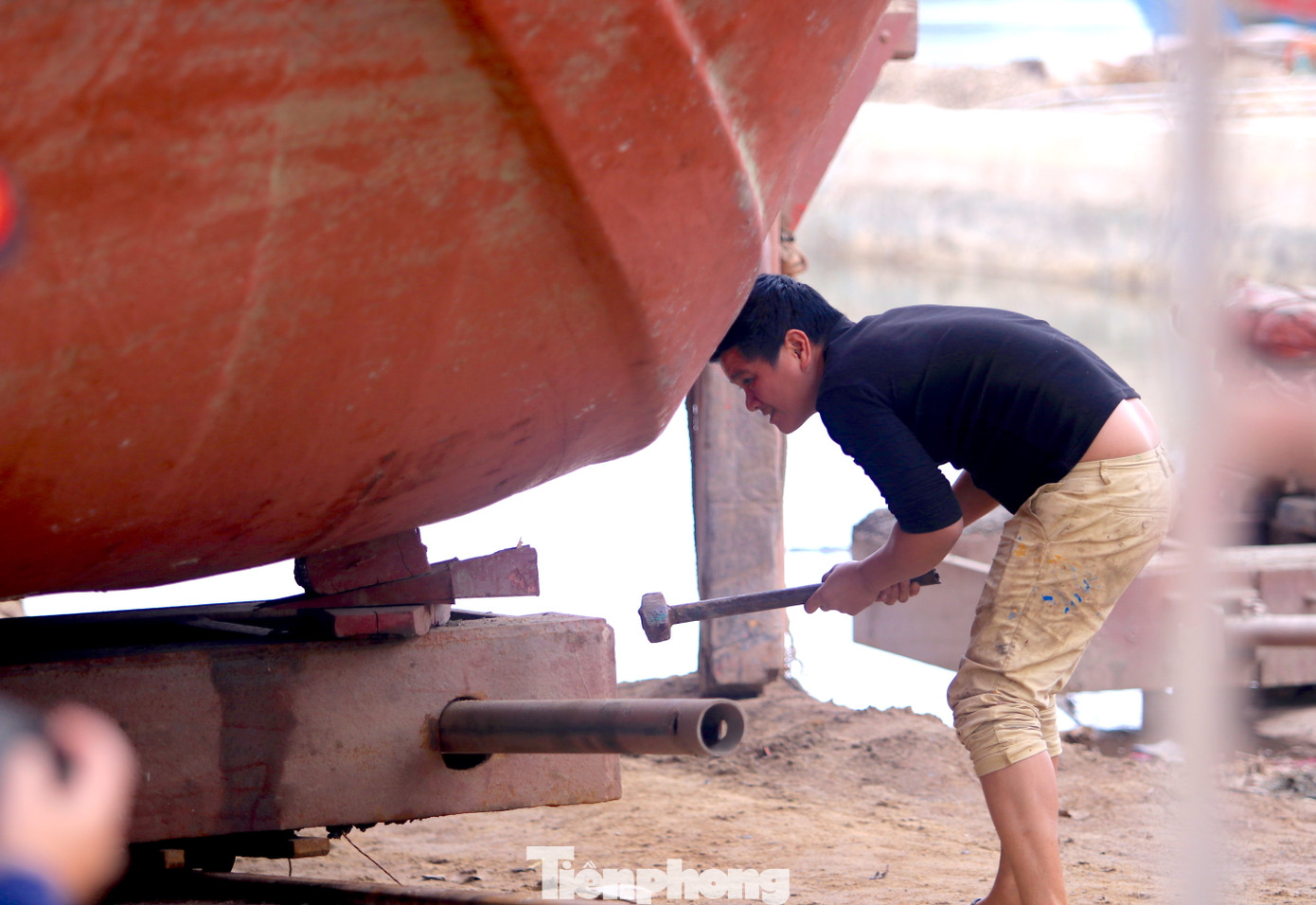 Với các tàu cá công suất lớn nặng hàng trăm tấn, những người thợ phải kê thân tàu chắc chắn để đảm bảo an toàn trong quá trình sửa chữa.