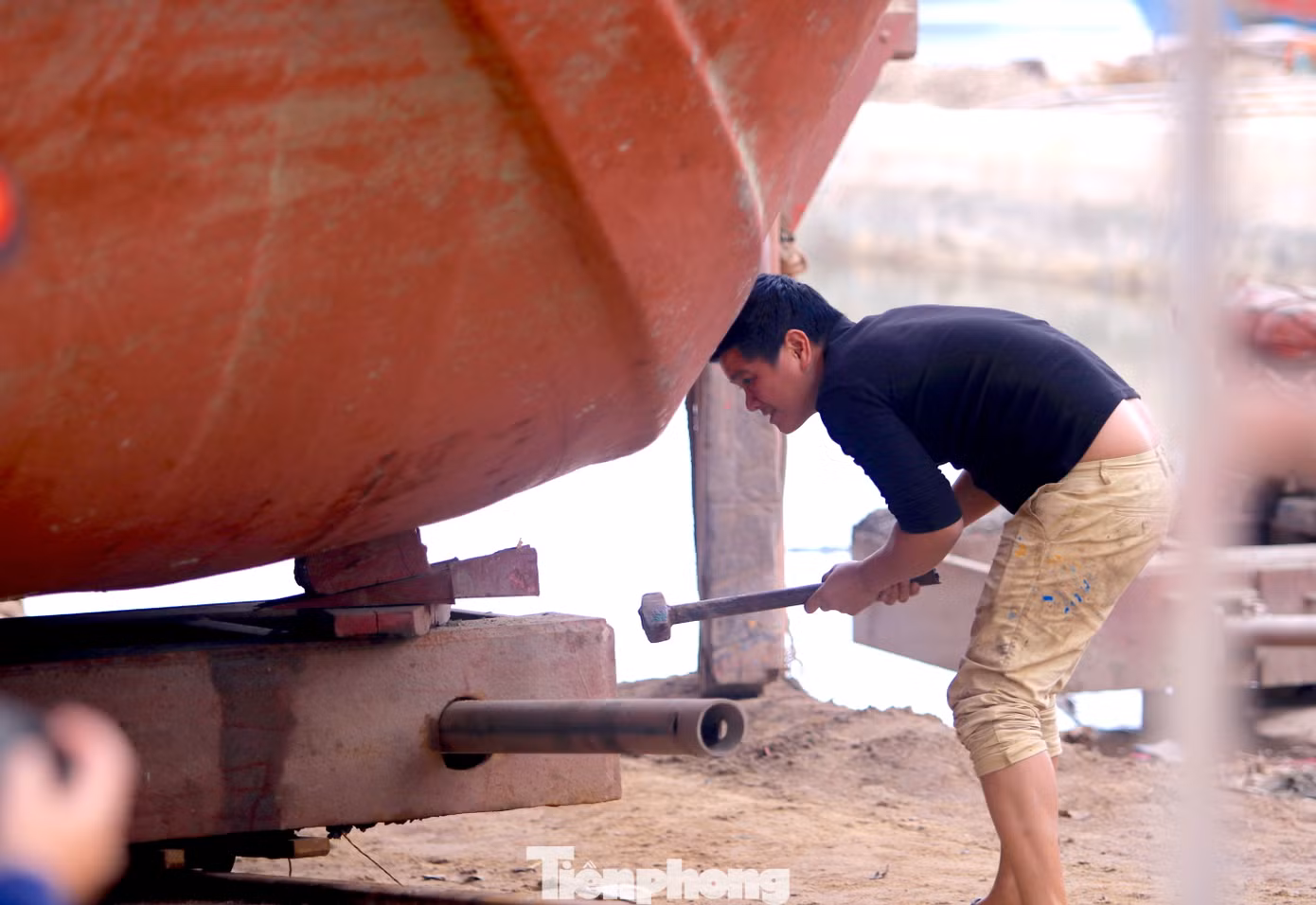Với các tàu cá công suất lớn nặng hàng trăm tấn, những người thợ phải kê thân tàu chắc chắn để đảm bảo an toàn trong quá trình sửa chữa.