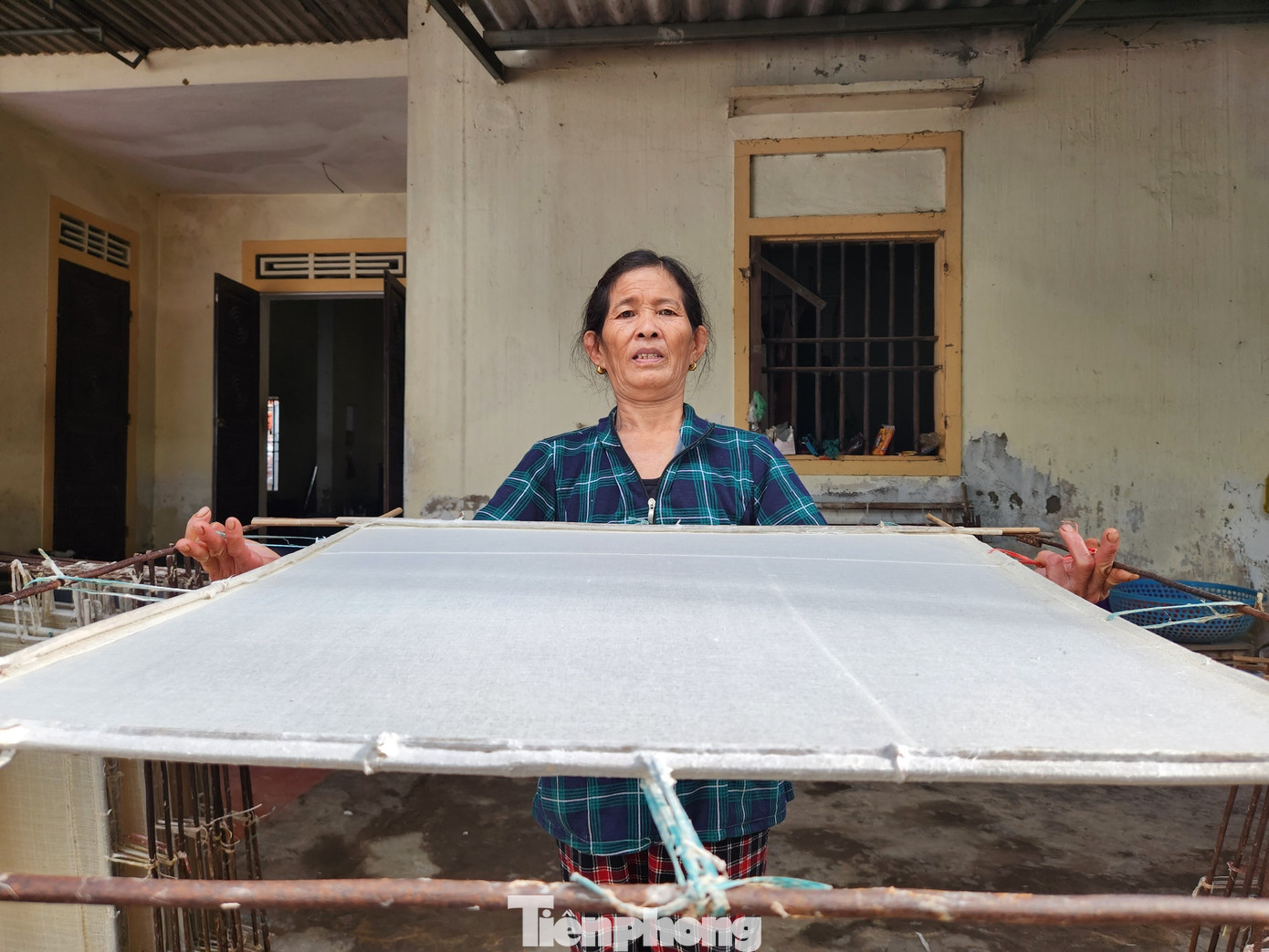 Khung để làm ra giấy dó được ghép lại từ những thanh tre và vải màn. Phía ngoài có một khung làm bằng sắt chắc chắn để căng cho khung và tấm vải màn được căng, phẳng. Khung làm giấy được định hình theo khuôn mẫu và kích thước sẵn có.