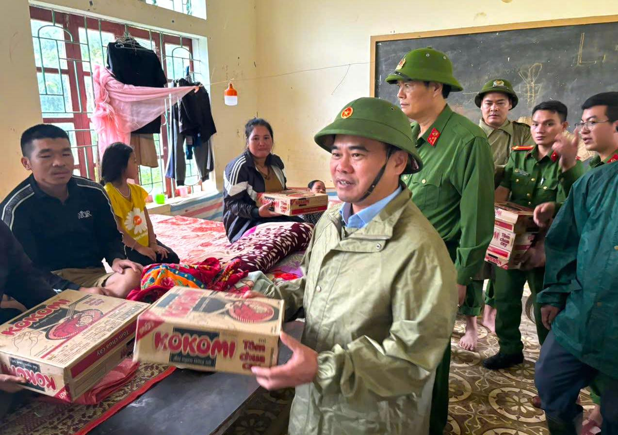 Ngày 7/9, ông Nguyễn Viết Hùng - Chủ tịch UBND huyện Kỳ Sơn dẫn đầu đoàn công tác cùng Thượng tá Tô Văn Hậu - Trưởng Công an huyện Kỳ Sơn và cơ quan chức năng đã đến thăm, động viên, tặng nhu yếu phẩm cho các hộ dân bản Nam Tiến 2 đang ở nơi tránh trú bão. Ngày 7/9, ông Nguyễn Viết Hùng - Chủ tịch UBND huyện Kỳ Sơn dẫn đầu đoàn công tác cùng Thượng tá Tô Văn Hậu - Trưởng Công an huyện Kỳ Sơn và cơ quan chức năng đã đến thăm, động viên, tặng nhu yếu phẩm cho các hộ dân bản Nam Tiến 2 đang ở nơi tránh trú bão.