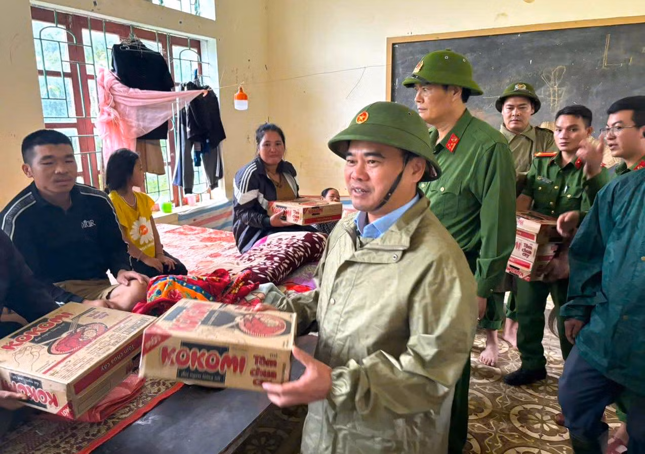 Ngày 7/9, ông Nguyễn Viết Hùng - Chủ tịch UBND huyện Kỳ Sơn dẫn đầu đoàn công tác cùng Thượng tá Tô Văn Hậu - Trưởng Công an huyện Kỳ Sơn và cơ quan chức năng đã đến thăm, động viên, tặng nhu yếu phẩm cho các hộ dân bản Nam Tiến 2 đang ở nơi tránh trú bão. Ngày 7/9, ông Nguyễn Viết Hùng - Chủ tịch UBND huyện Kỳ Sơn dẫn đầu đoàn công tác cùng Thượng tá Tô Văn Hậu - Trưởng Công an huyện Kỳ Sơn và cơ quan chức năng đã đến thăm, động viên, tặng nhu yếu phẩm cho các hộ dân bản Nam Tiến 2 đang ở nơi tránh trú bão.