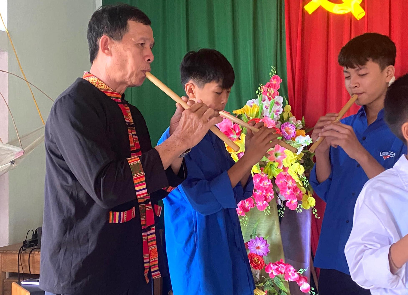 “Với mong muốn để ai ai cũng có thể tiếp cận với nhạc cụ truyền thống, đặc biệt trước những xu hướng âm nhạc hiện đại liên tục thay đổi, khi âm nhạc dân tộc đang dần mai một thì việc truyền dạy cho thế hệ trẻ vừa để nuôi dưỡng đam mê, vừa để nhân lên tình yêu với nhạc cụ dân tộc sẽ góp phần gìn giữ, bảo tồn, nét văn hoá dân tộc và phát huy những giá trị văn hóa tốt đẹp mà cha ông ta để lại”, một cán bộ xã Thành Sơn chia sẻ.