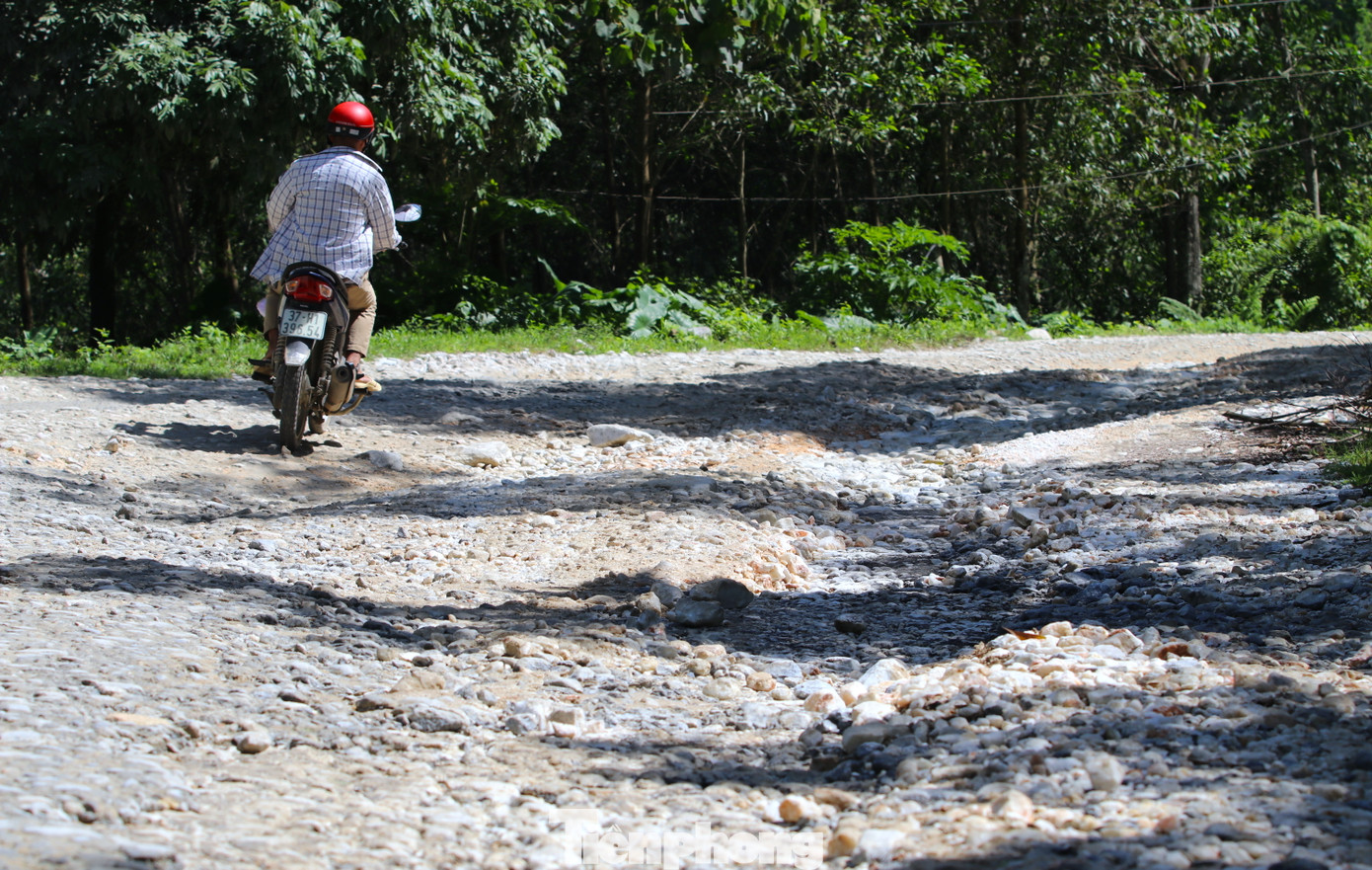 Trao đổi với PV Tiền Phong, ông Trương Văn Hóa - Chủ tịch UBND xã Châu Hồng cho biết, tỉnh lộ 532 đã xuống cấp nghiêm trọng từ lâu. Nhiều năm qua, người dân, chính quyền địa phương liên tục phản ánh, kiến nghị lên cấp trên để có phương án, sửa chữa, đầu tư lại con đường cho bà con và nhân dân đi lại. Tuy nhiên, con đường này không những không được sửa mà còn hư hỏng nhiều hơn.