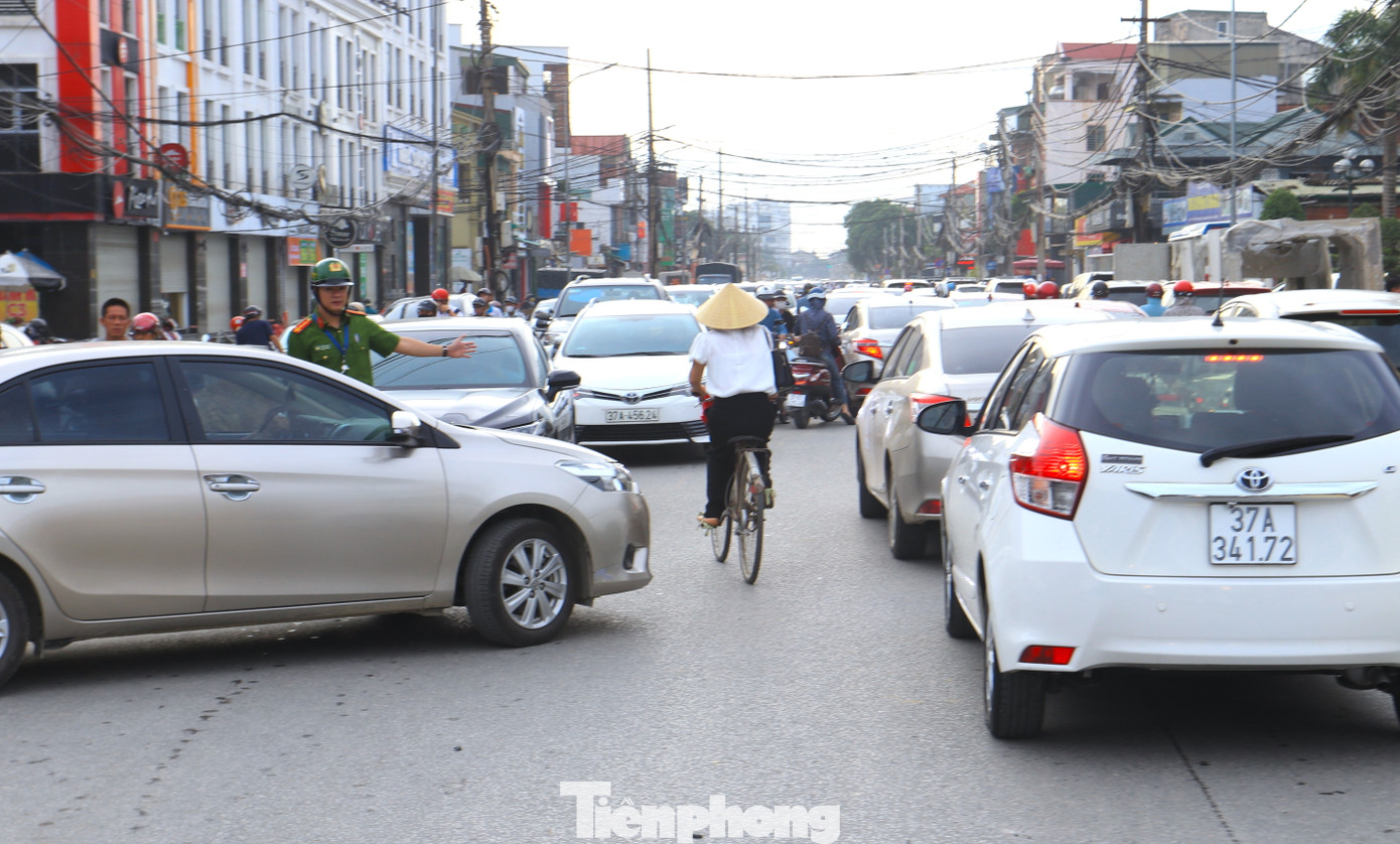 Ngày 6/6, hơn 44.000 thí sinh trên địa bàn tỉnh Nghệ An tiếp tục làm bài thi môn Toán - môn thi cuối cùng trong kỳ thi tuyển sinh lớp 10 năm học 2024-2025. Trong 2 ngày qua, lực lượng CSGT-TT Công an thành phố Vinh và Công an các huyện trên địa bàn tỉnh đã bố trí lực lượng có mặt tại các điểm thi để phân luồng, điều tiết giao thông, đảm bảo an toàn cho các thí sinh và người nhà đưa đón.