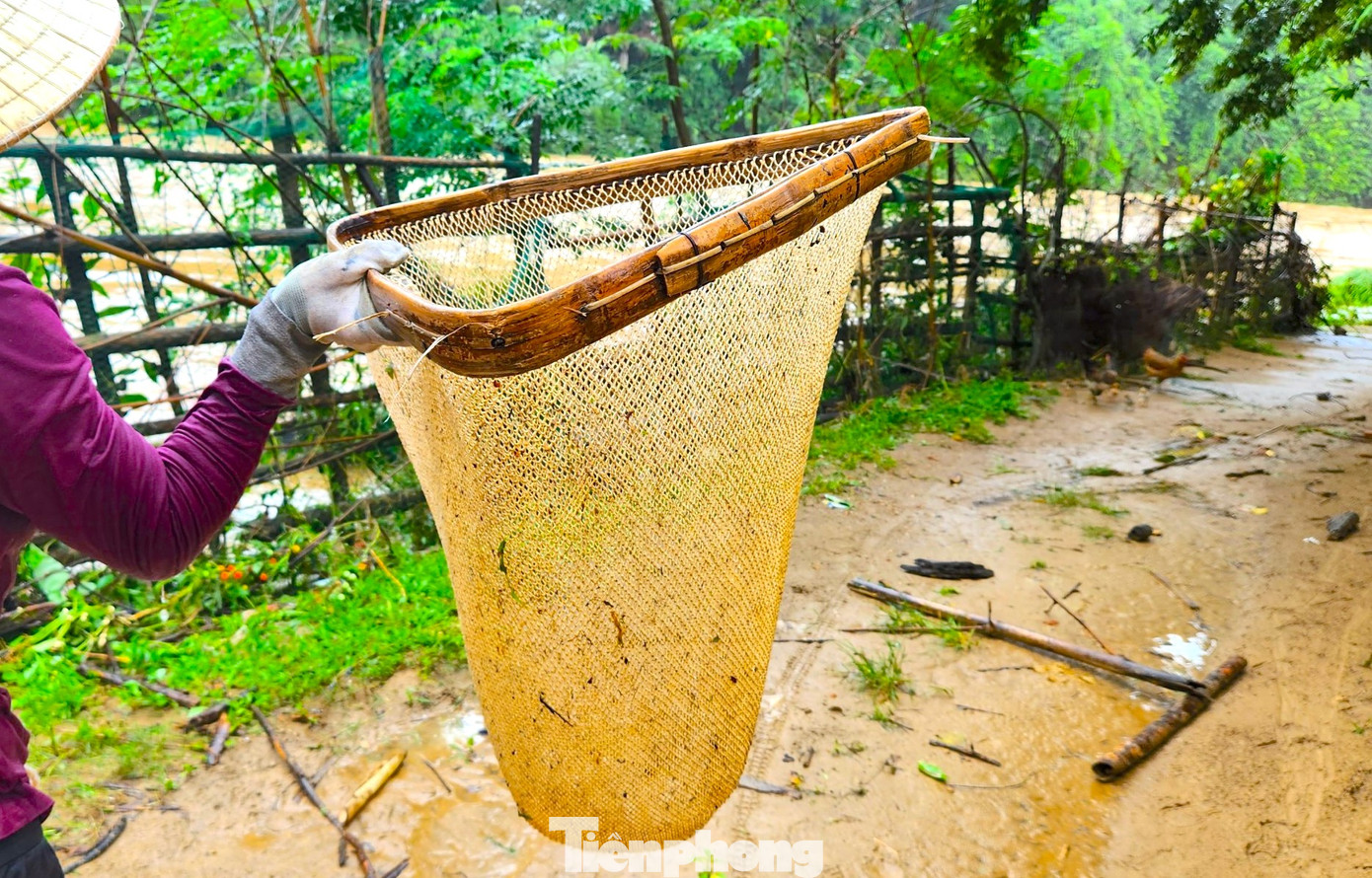 Dụng cụ đánh bắt cá của người dân nơi đây rất đơn giản, chỉ gồm cái vợt đan bằng tre theo hình tam giác. Phía dưới là tấm lưới dài được may kín lại. Khi người dân ra suối vớt, cá sẽ bị mắc lại trong lưới. Dụng cụ đánh bắt cá của người dân nơi đây rất đơn giản, chỉ gồm cái vợt đan bằng tre theo hình tam giác. Phía dưới là tấm lưới dài được may kín lại. Khi người dân ra suối vớt, cá sẽ bị mắc lại trong lưới.