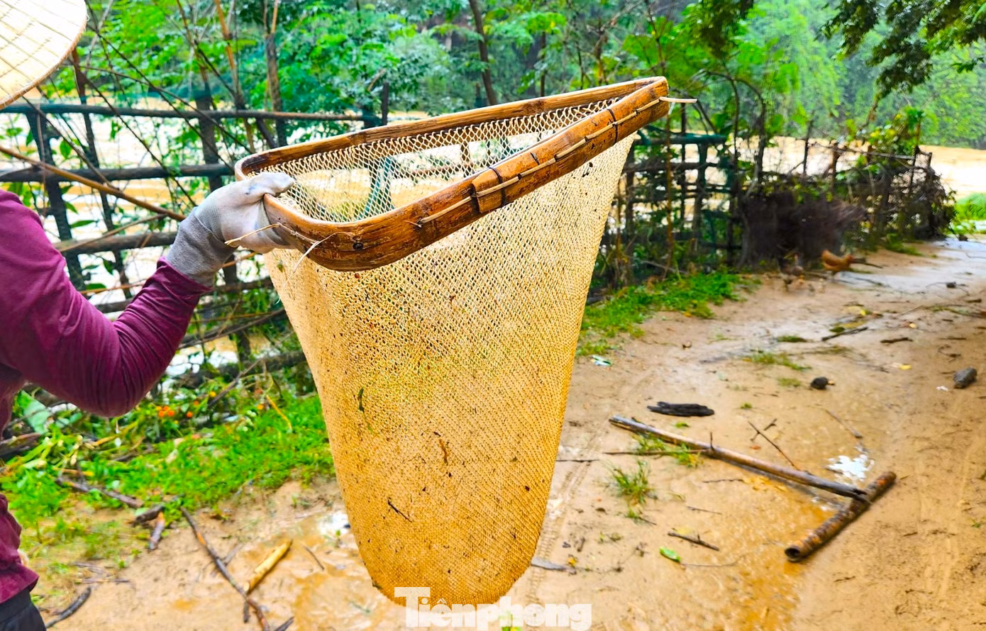 Dụng cụ đánh bắt cá của người dân nơi đây rất đơn giản, chỉ gồm cái vợt đan bằng tre theo hình tam giác. Phía dưới là tấm lưới dài được may kín lại. Khi người dân ra suối vớt, cá sẽ bị mắc lại trong lưới.