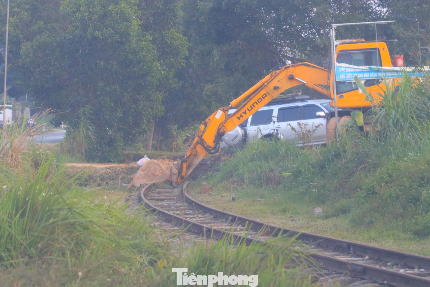 Người dân sinh sống hai bên lấn chiếm đường ray.
