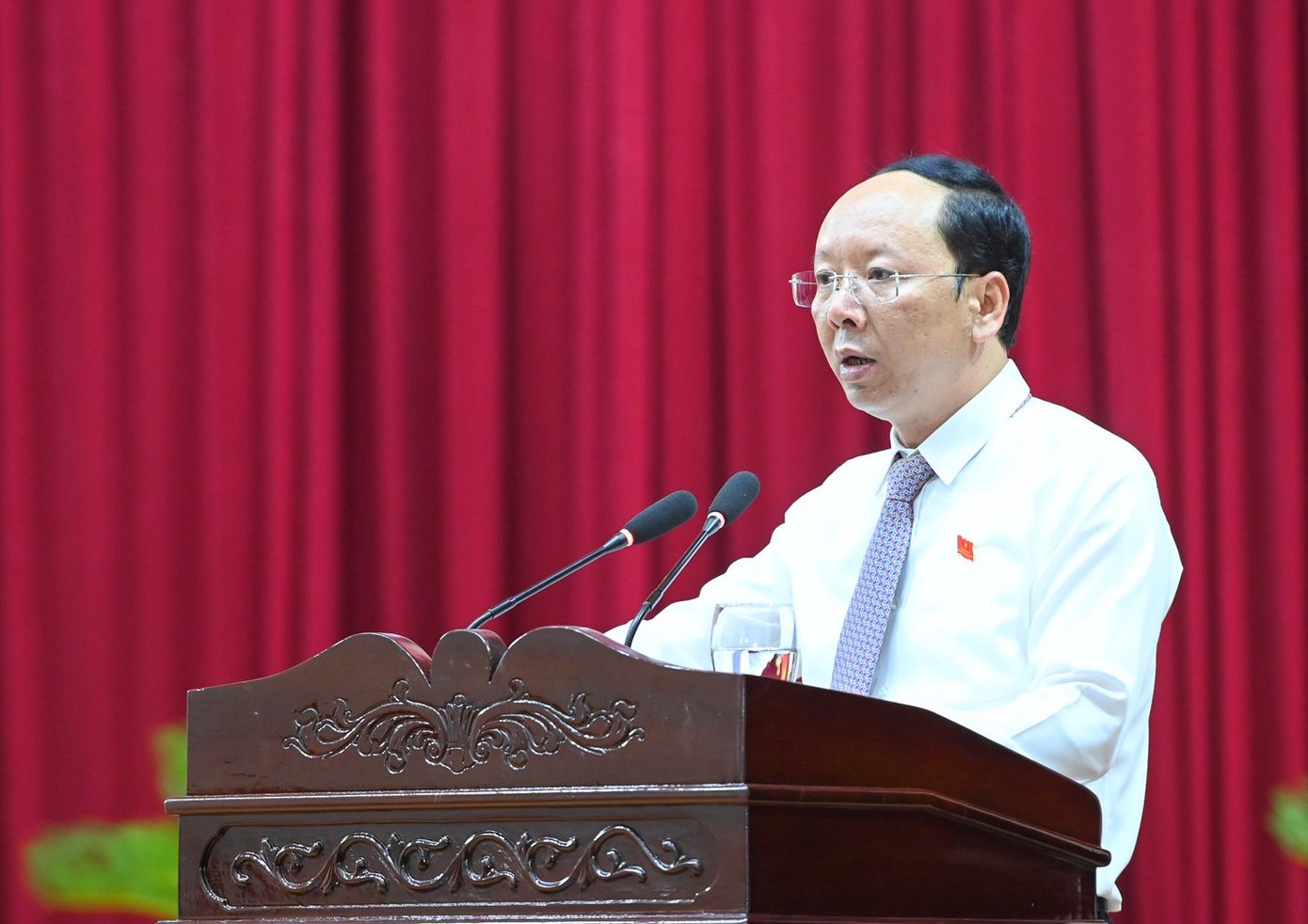 Ông Bùi Thanh An - Phó Chủ tịch UBND tỉnh Nghệ An báo cáo tóm tắt kinh tế - xã hội 6 tháng đầu năm, nhiệm vụ và giải pháp trọng tâm 6 tháng cuối năm.