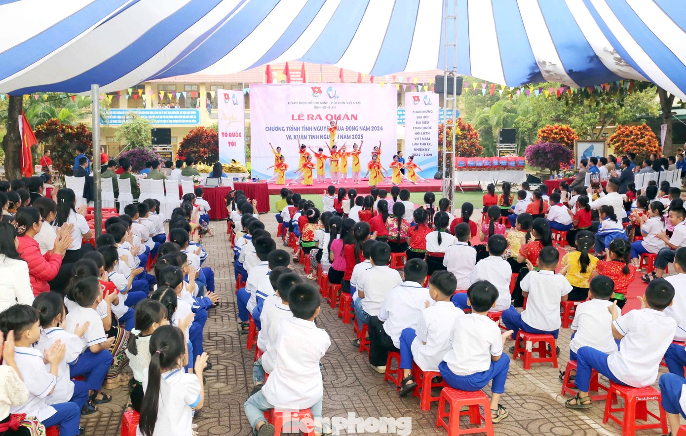 Toàn cảnh buổi lễ ra quân với sự có mặt của các đại biểu, chính quyền địa phương và của 500 đoàn viên thanh niên cùng bà con nhân dân, các em thiếu nhi.