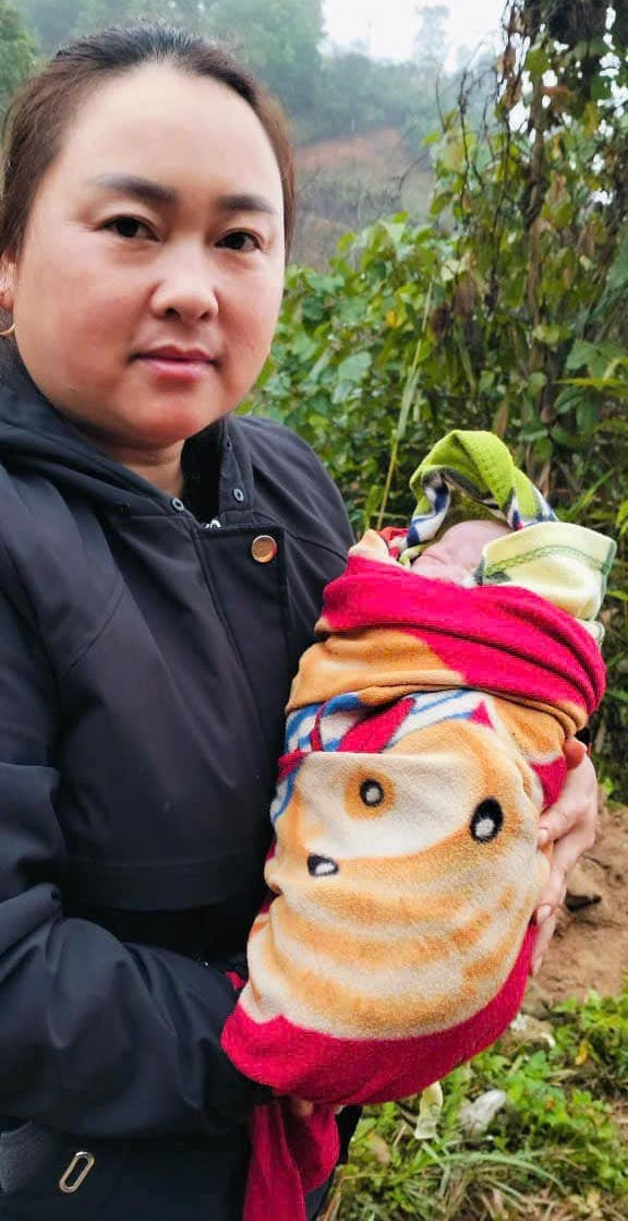 Sau 15 phút được các cô giáo hỗ trợ, sản phụ Mò đã sinh thành công một bé gái nặng 3,2kg.