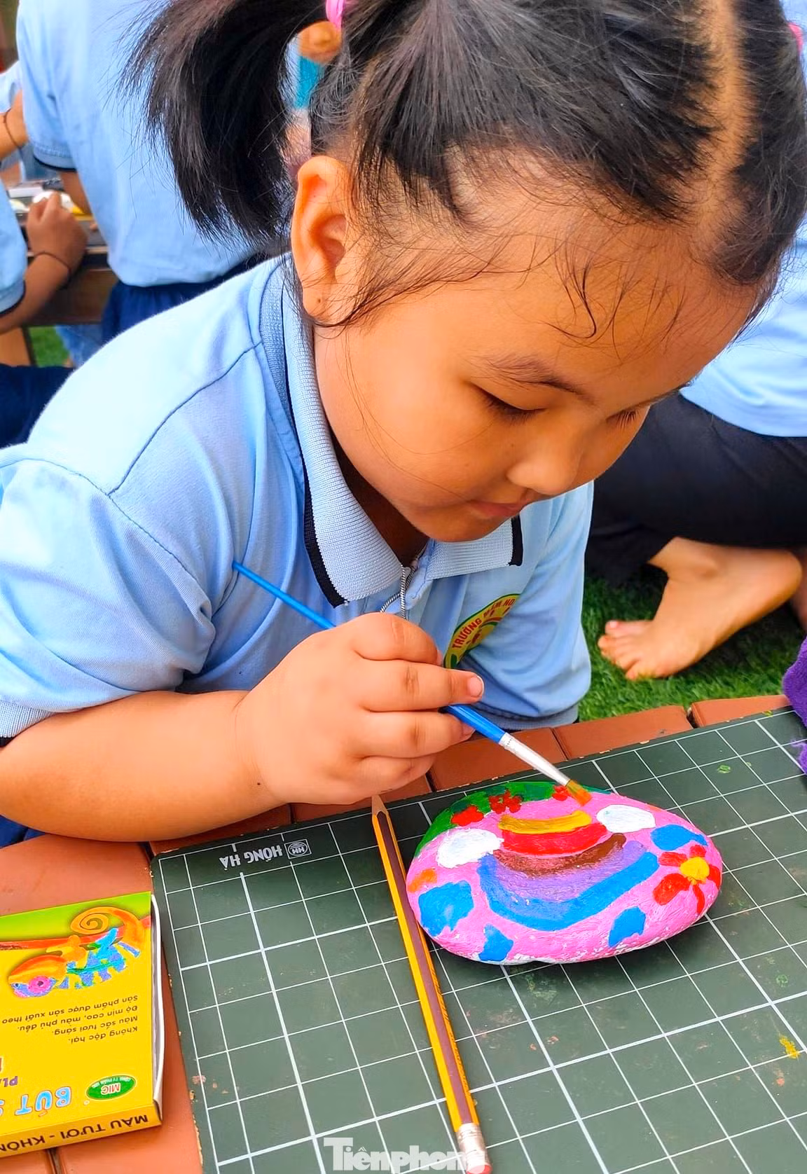 Các em nhỏ thích thú, hào hứng khi được trực tiếp vẽ lên những viên đá tạo tranh.