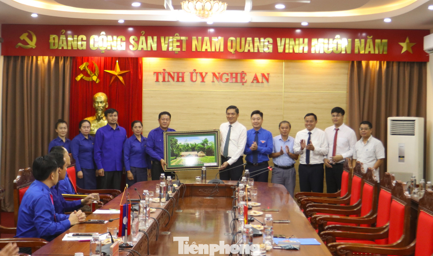 Phó Bí thư Tỉnh ủy Nghệ An tặng quà Đoàn đại biểu Đoàn thanh niên nước bạn Lào. Ảnh: Phú Hưng Phó Bí thư Tỉnh ủy Nghệ An tặng quà Đoàn đại biểu Đoàn thanh niên nước bạn Lào. Ảnh: Phú Hưng
