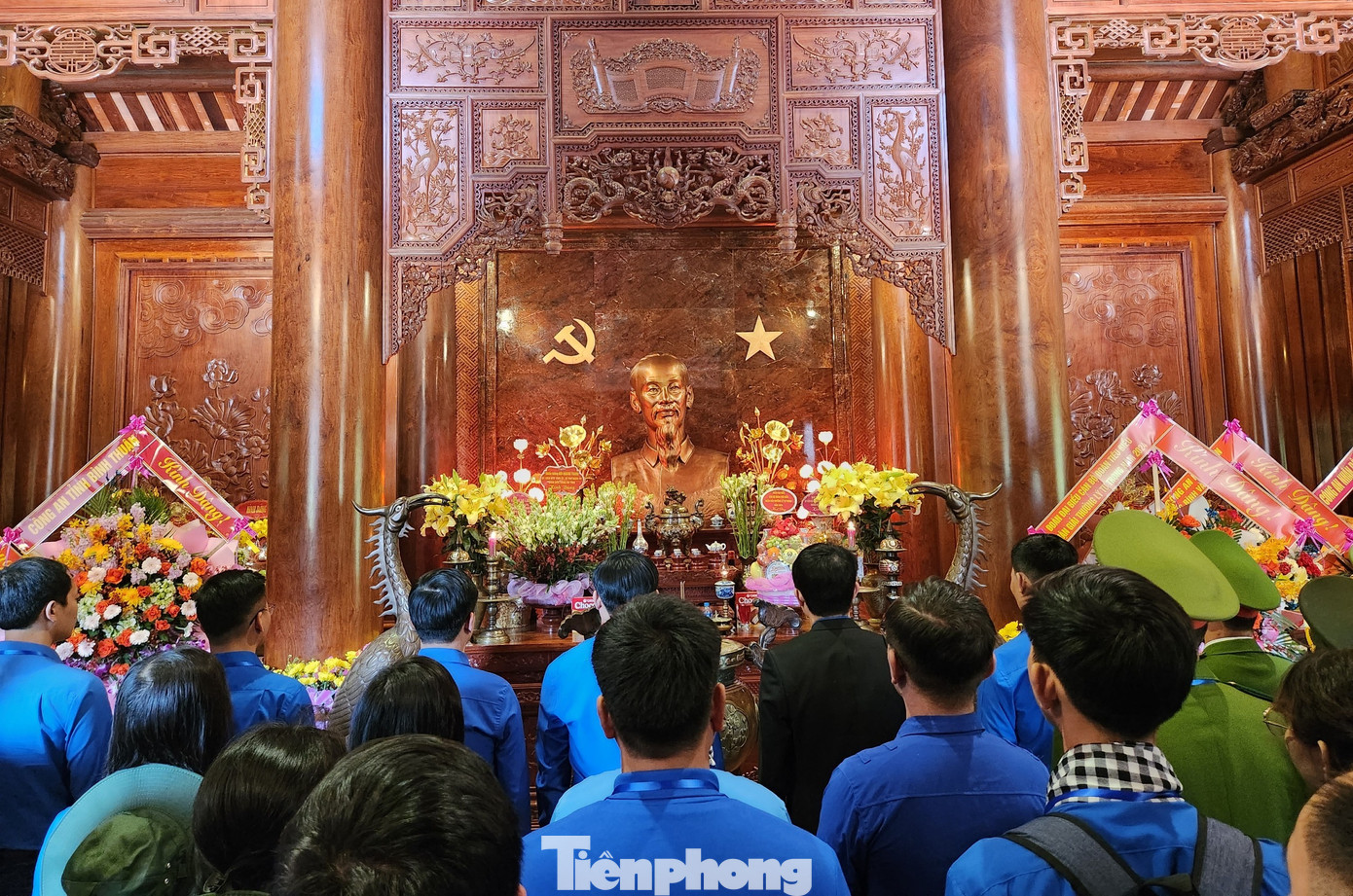 Tại nhà tưởng niệm Khu di tích Quốc gia đặc biệt Kim Liên, đoàn công tác T.Ư Đoàn và các đại biểu đã bày tỏ lòng thành kính và biết ơn vô hạn công lao to lớn của Chủ tịch Hồ Chí Minh - vị lãnh tụ thiên tài của Đảng ta, nhân dân ta, nhà hoạt động lỗi lạc của phong trào cộng sản và công nhân quốc tế, Người đã cống hiến và hy sinh trọn đời cho sự nghiệp giải phóng dân tộc, giải phóng giai cấp, đấu tranh cho sự nghiệp hòa bình và hạnh phúc của dân tộc Việt Nam và nhân dân trên thế giới. Người được thế giới tôn vinh là Anh hùng giải phóng dân tộc, Nhà văn hóa kiệt xuất. Tại nhà tưởng niệm Khu di tích Quốc gia đặc biệt Kim Liên, đoàn công tác T.Ư Đoàn và các đại biểu đã bày tỏ lòng thành kính và biết ơn vô hạn công lao to lớn của Chủ tịch Hồ Chí Minh - vị lãnh tụ thiên tài của Đảng ta, nhân dân ta, nhà hoạt động lỗi lạc của phong trào cộng sản và công nhân quốc tế, Người đã cống hiến và hy sinh trọn đời cho sự nghiệp giải phóng dân tộc, giải phóng giai cấp, đấu tranh cho sự nghiệp hòa bình và hạnh phúc của dân tộc Việt Nam và nhân dân trên thế giới. Người được thế giới tôn vinh là Anh hùng giải phóng dân tộc, Nhà văn hóa kiệt xuất.