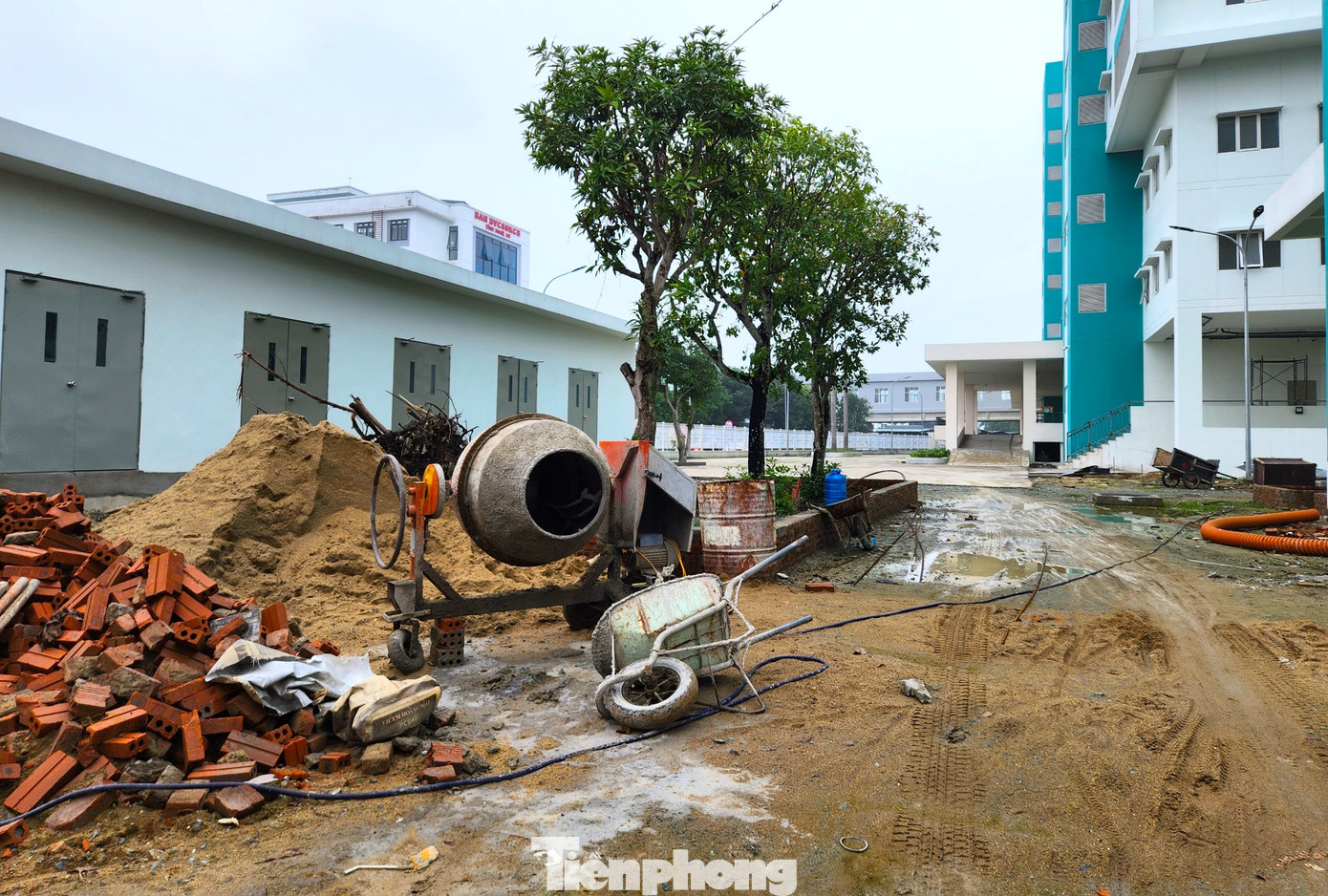 Bên trong khuôn viên bệnh viện vẫn còn nhiều khu vực ngổn ngang, chưa hoàn thiện. Nhiều khu vực vẫn đang tiếp tục được xây dựng nhưng vắng bóng công nhân làm việc.