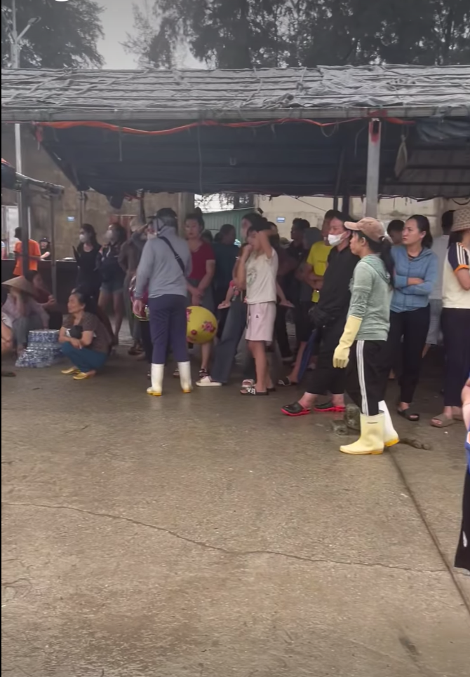 Hiện các cơ quan chức năng phối hợp với các tàu thuyền tổ chức tìm kiếm 2 ngư dân trên biển.