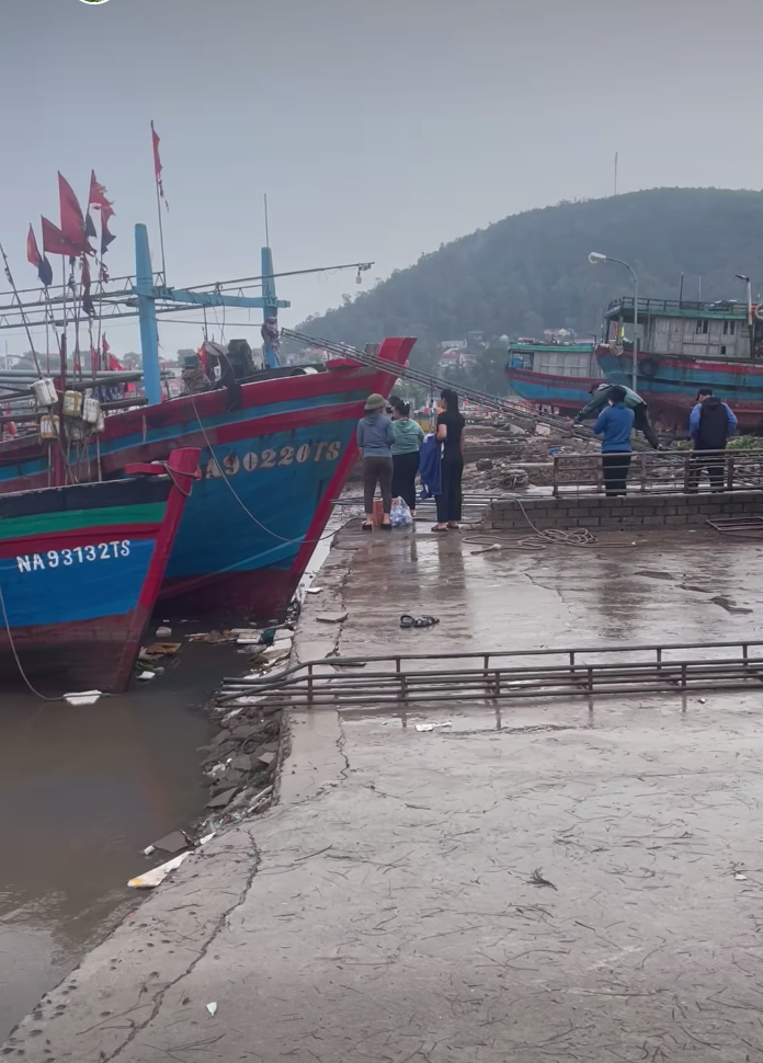 Hiện các cơ quan chức năng phối hợp với các tàu thuyền tổ chức tìm kiếm 2 ngư dân trên biển.