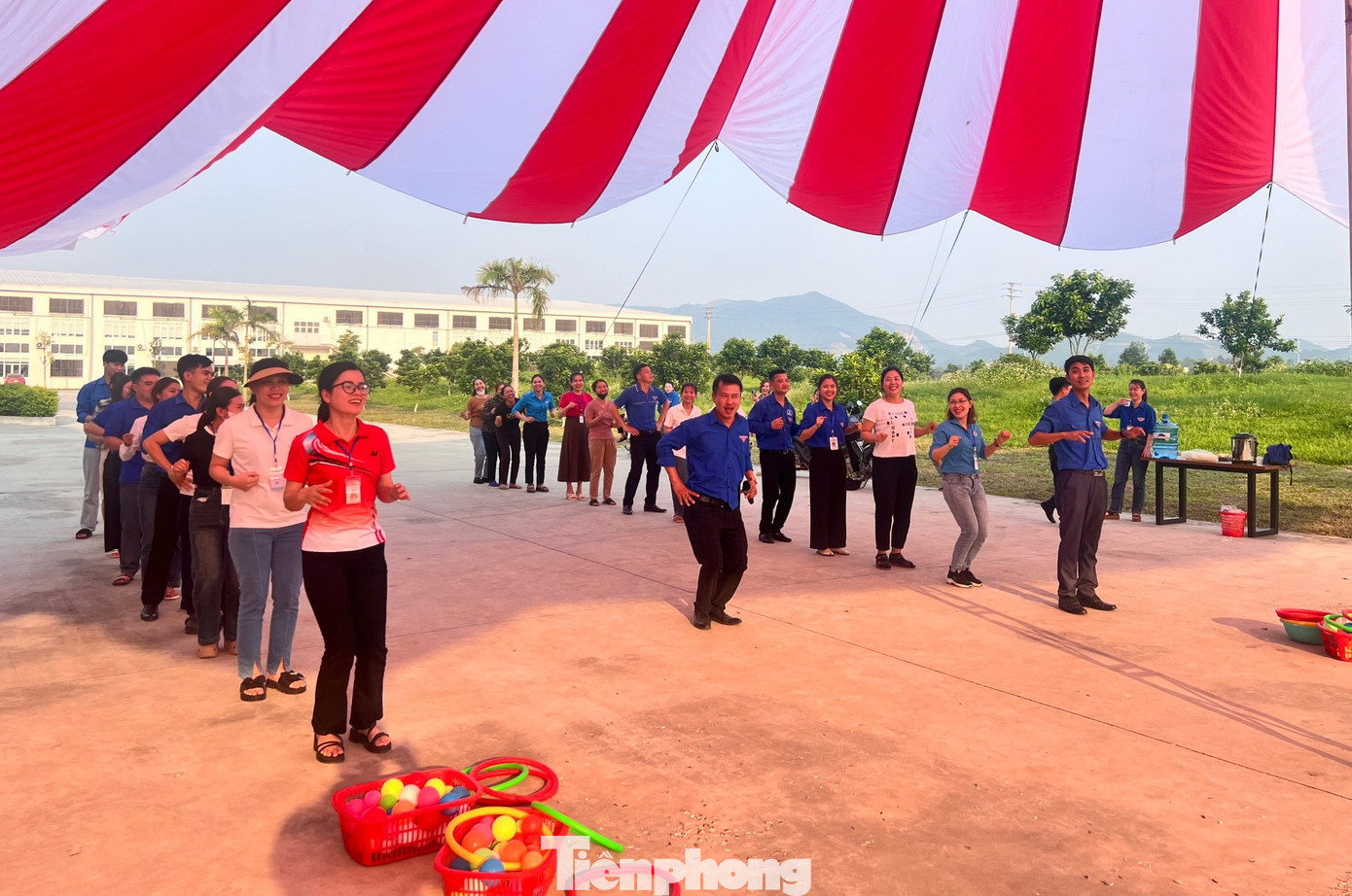 Tại Ngày hội Đoàn viên cũng diễn ra nhiều hoạt động, trò chơi hấp dẫn nhằm gắn kết đoàn viên thanh niên. Tại Ngày hội Đoàn viên cũng diễn ra nhiều hoạt động, trò chơi hấp dẫn nhằm gắn kết đoàn viên thanh niên.