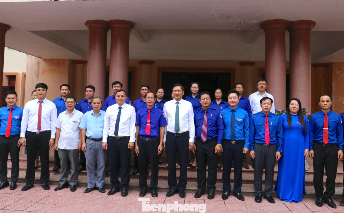 Đoàn đại biểu chụp hình lưu niệm với lãnh đạo tỉnh Nghệ An tại trụ sở Tỉnh ủy Nghệ An. Ảnh: Phú Hưng Đoàn đại biểu chụp hình lưu niệm với lãnh đạo tỉnh Nghệ An tại trụ sở Tỉnh ủy Nghệ An. Ảnh: Phú Hưng