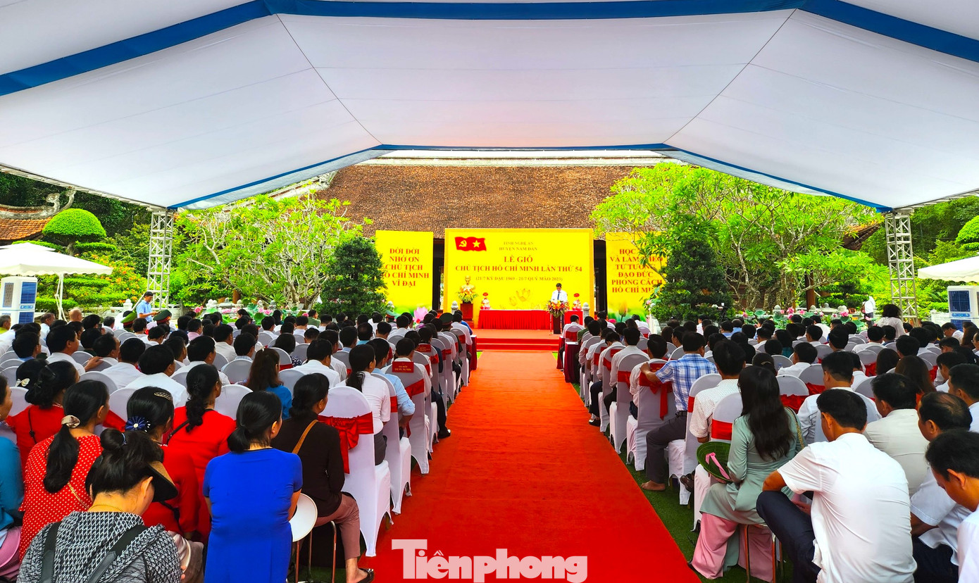 Lễ giỗ Chủ tịch Hồ Chí Minh lần thứ 54 được tổ chức trọng thể tại Nhà tưởng niệm Chủ tịch Hồ Chí Minh, Khu Di tích Quốc gia đặc biệt Kim Liên (huyện Nam Đàn, Nghệ An) Lễ giỗ Chủ tịch Hồ Chí Minh lần thứ 54 được tổ chức trọng thể tại Nhà tưởng niệm Chủ tịch Hồ Chí Minh, Khu Di tích Quốc gia đặc biệt Kim Liên (huyện Nam Đàn, Nghệ An)