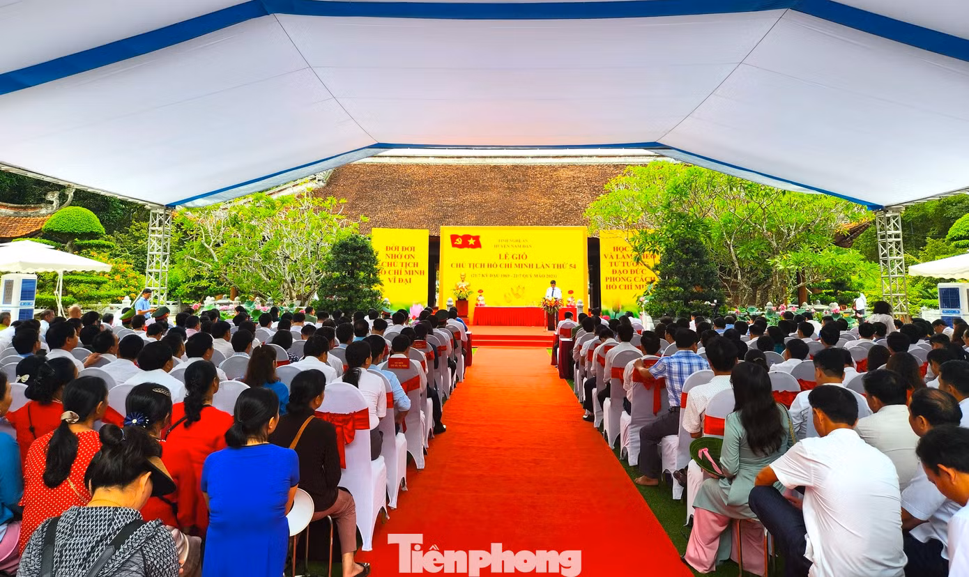 Lễ giỗ Chủ tịch Hồ Chí Minh lần thứ 54 được tổ chức trọng thể tại Nhà tưởng niệm Chủ tịch Hồ Chí Minh, Khu Di tích Quốc gia đặc biệt Kim Liên (huyện Nam Đàn, Nghệ An)