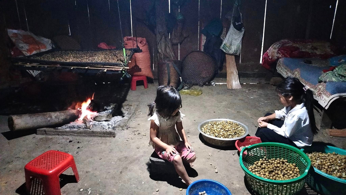 Nhiều cháu nhỏ đã đến tuổi đi học nhưng vì bố mẹ đi làm rẫy xa nhà nên thường đưa các cháu đi theo. Có nhiều gia đình vì điều kiện khó khăn, đường đi lại vất vả nên đã không cho con em mình đến trường đi học.