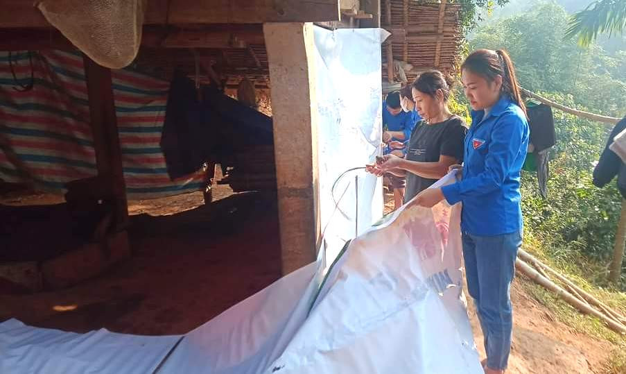 Việc che chắn chuồng trại sẽ giúp trâu bò giảm bớt rét hại trong những ngày giá rét.