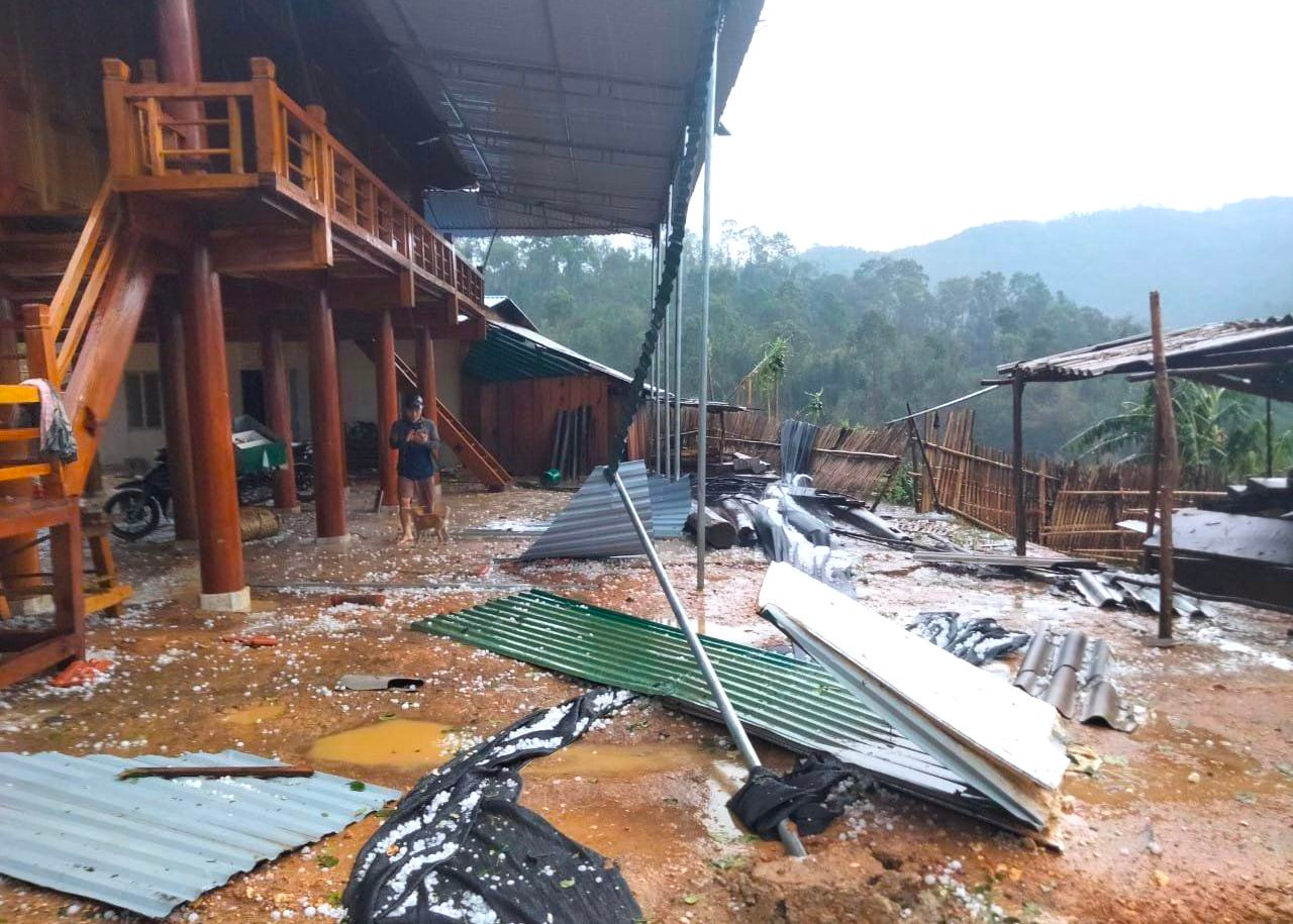 Theo thống kê sơ bộ của huyện Kỳ Sơn, trong 2 ngày 13,14/4, mưa đá và lốc xoáy đã khiến 252 căn nhà của người dân bị thiệt hại từ 50-70%. Trong đó, có 29 căn nhà bị hư hỏng rất nặng, có 2 nhà bị sập hoàn toàn, 3 nhà lắp ghép tại xã Chiêu Lưu bị hư hại. Ngoài ra có 139 căn nhà kiên cố bị thiệt hại dưới 30%. Theo thống kê sơ bộ của huyện Kỳ Sơn, trong 2 ngày 13,14/4, mưa đá và lốc xoáy đã khiến 252 căn nhà của người dân bị thiệt hại từ 50-70%. Trong đó, có 29 căn nhà bị hư hỏng rất nặng, có 2 nhà bị sập hoàn toàn, 3 nhà lắp ghép tại xã Chiêu Lưu bị hư hại. Ngoài ra có 139 căn nhà kiên cố bị thiệt hại dưới 30%.