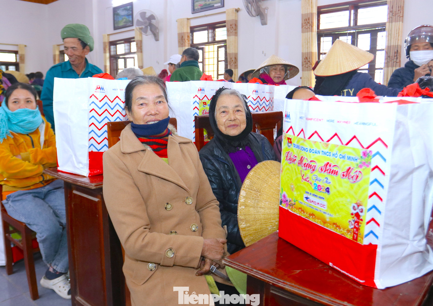 Được đón nhận túi quà giá trị và ý nghĩa, bà Bùi Thị Hồng (60 tuổi, trú xã Nghi Hưng, Nghi Lộc, Nghệ An) chia sẻ rất vui mừng vì được các cán bộ T.Ư Đoàn, Tỉnh Đoàn Nghệ An, chính quyền địa phương và các nhà tài trợ quan tâm thăm hỏi, tặng quà. "Được thăm hỏi động viên, được nhận món quà ý nghĩa này đối với gia đình tôi và bà con vui lắm. Vậy là Tết này ấm cúng rồi", bà Hồng nói. Được đón nhận túi quà giá trị và ý nghĩa, bà Bùi Thị Hồng (60 tuổi, trú xã Nghi Hưng, Nghi Lộc, Nghệ An) chia sẻ rất vui mừng vì được các cán bộ T.Ư Đoàn, Tỉnh Đoàn Nghệ An, chính quyền địa phương và các nhà tài trợ quan tâm thăm hỏi, tặng quà. "Được thăm hỏi động viên, được nhận món quà ý nghĩa này đối với gia đình tôi và bà con vui lắm. Vậy là Tết này ấm cúng rồi", bà Hồng nói.