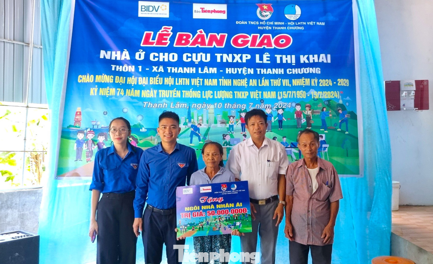 Thường trực Huyện Đoàn Thanh Chương (Nghệ An) cùng chính quyền địa phương trao tặng biển tượng trưng bàn giao căn nhà nhân ái cho gia đình cựu TNXP Lê Thị Khai.