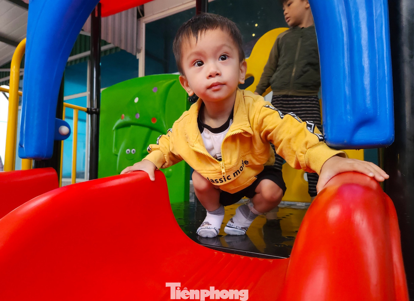 Nhiều em nhỏ thích thú khi được vui chơi tại khu vui chơi mới.